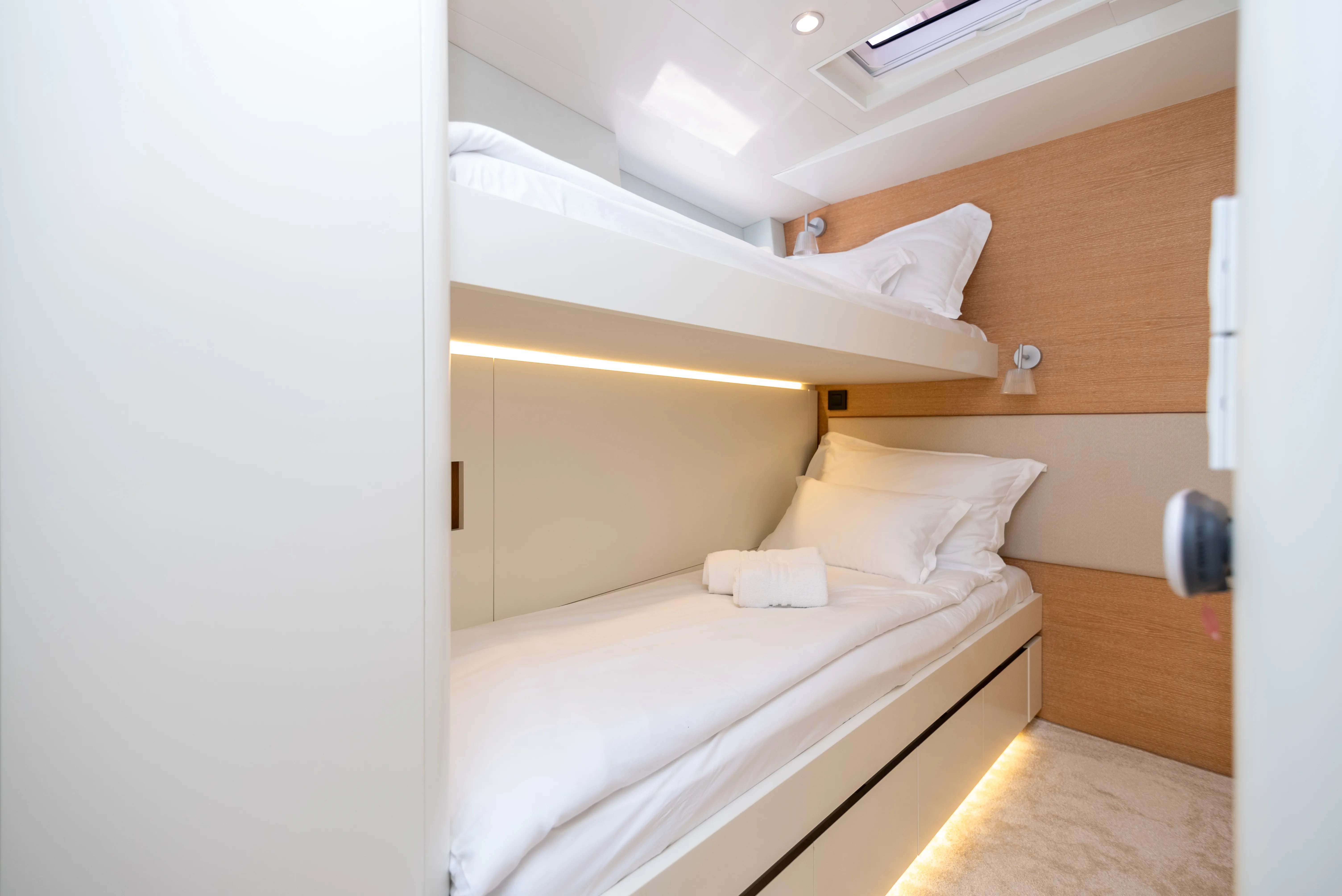 CNB 76 BUBBLES — yacht photo 17
