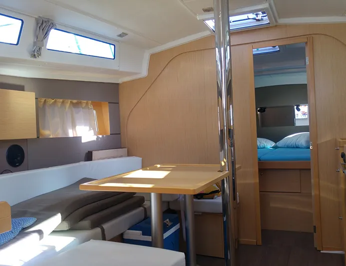Oceanis 38 Solar — фотография яхты 4