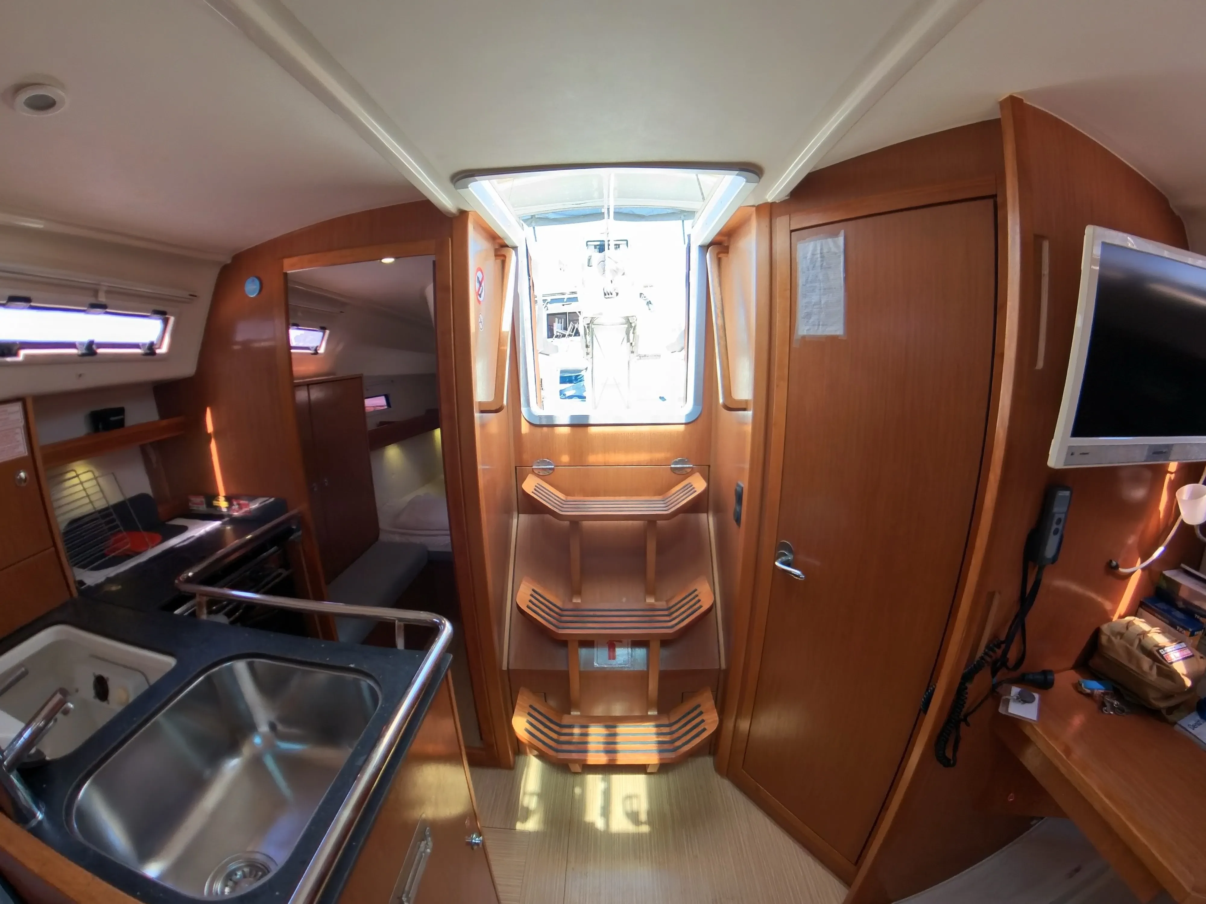 Bavaria 32 Cruiser Kaloma — yacht photo 3