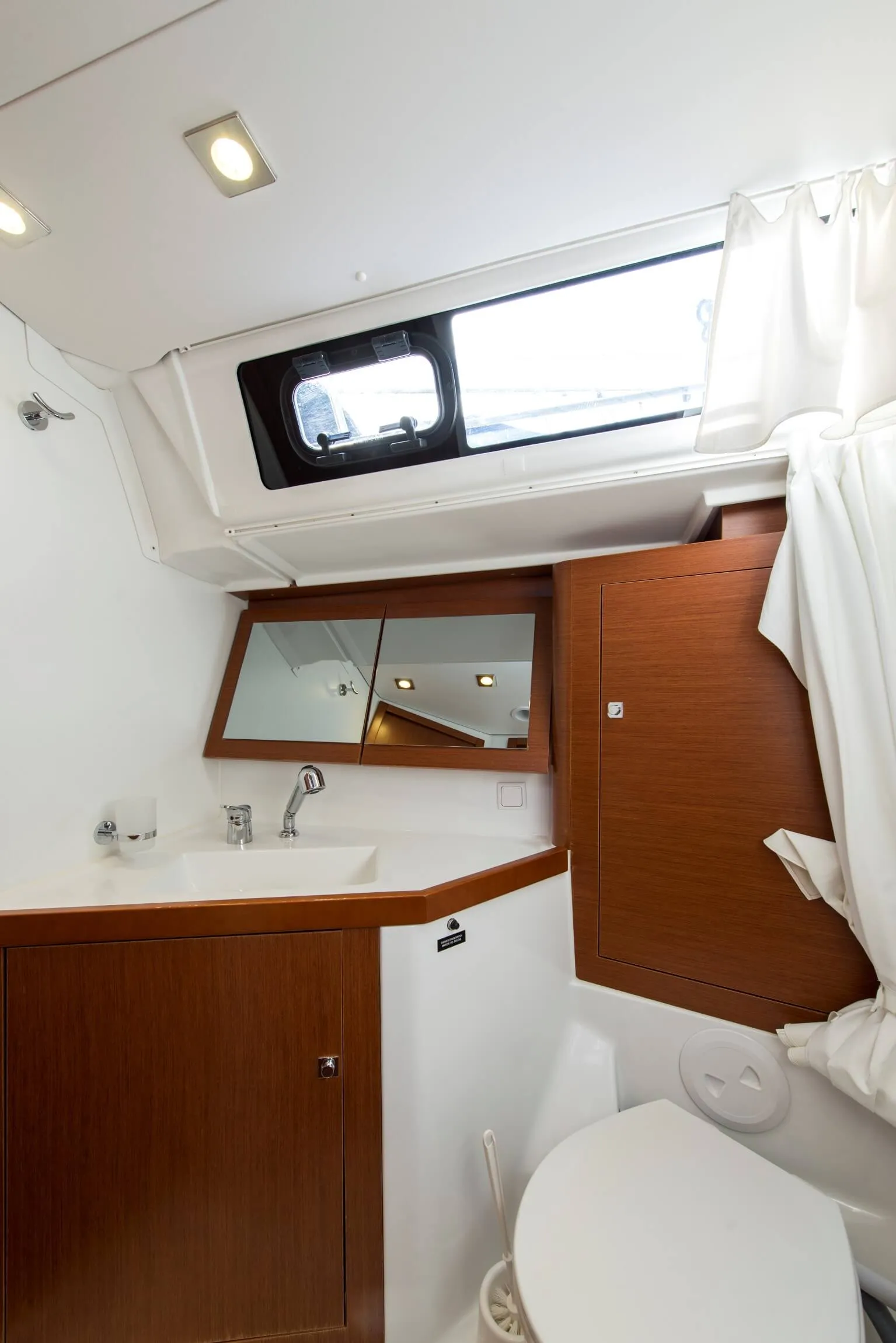 Oceanis 45 Rafaella — jahtikuva 10