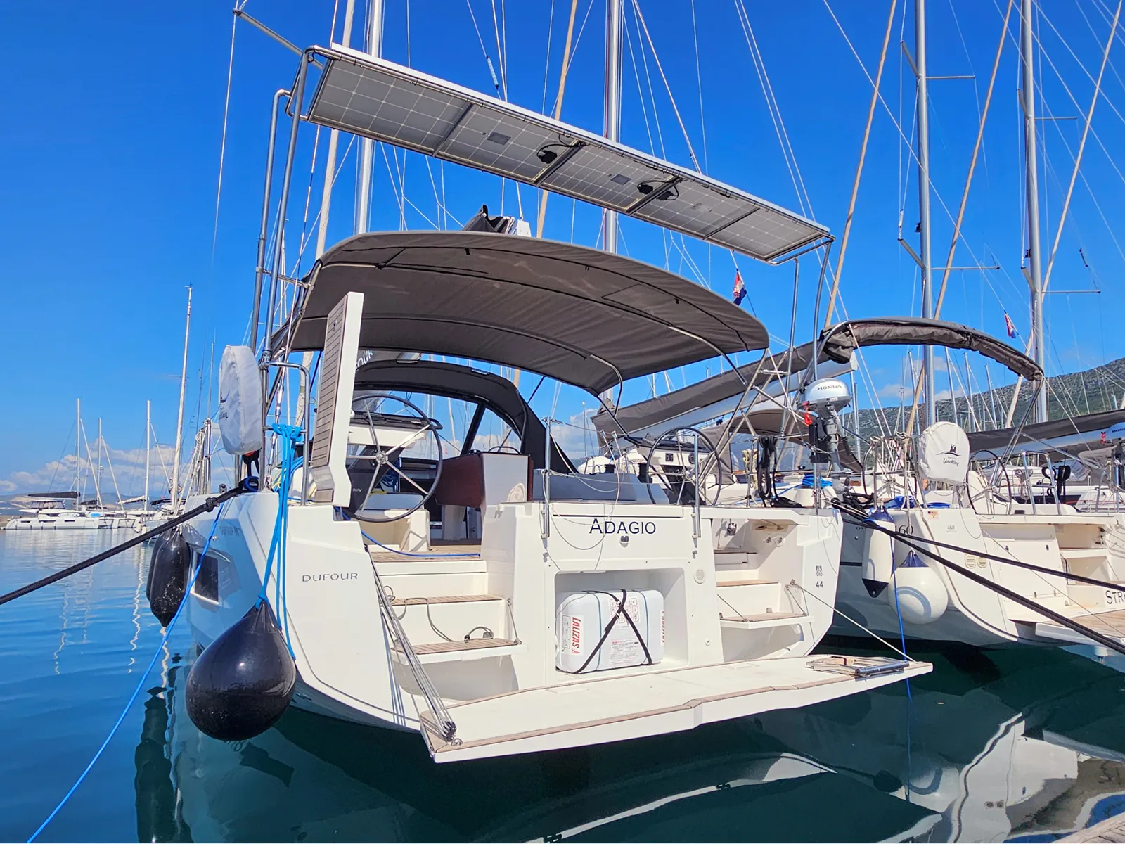 Dufour Yachts Dufour 44 Adagio — фотография яхты 1