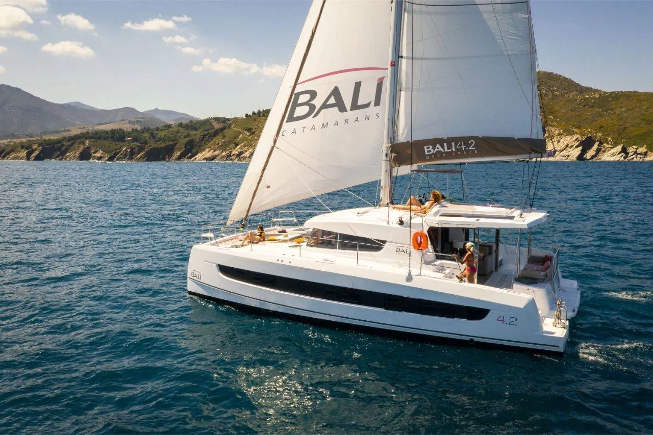 Bali 4.2 Azul — фотография яхты 3