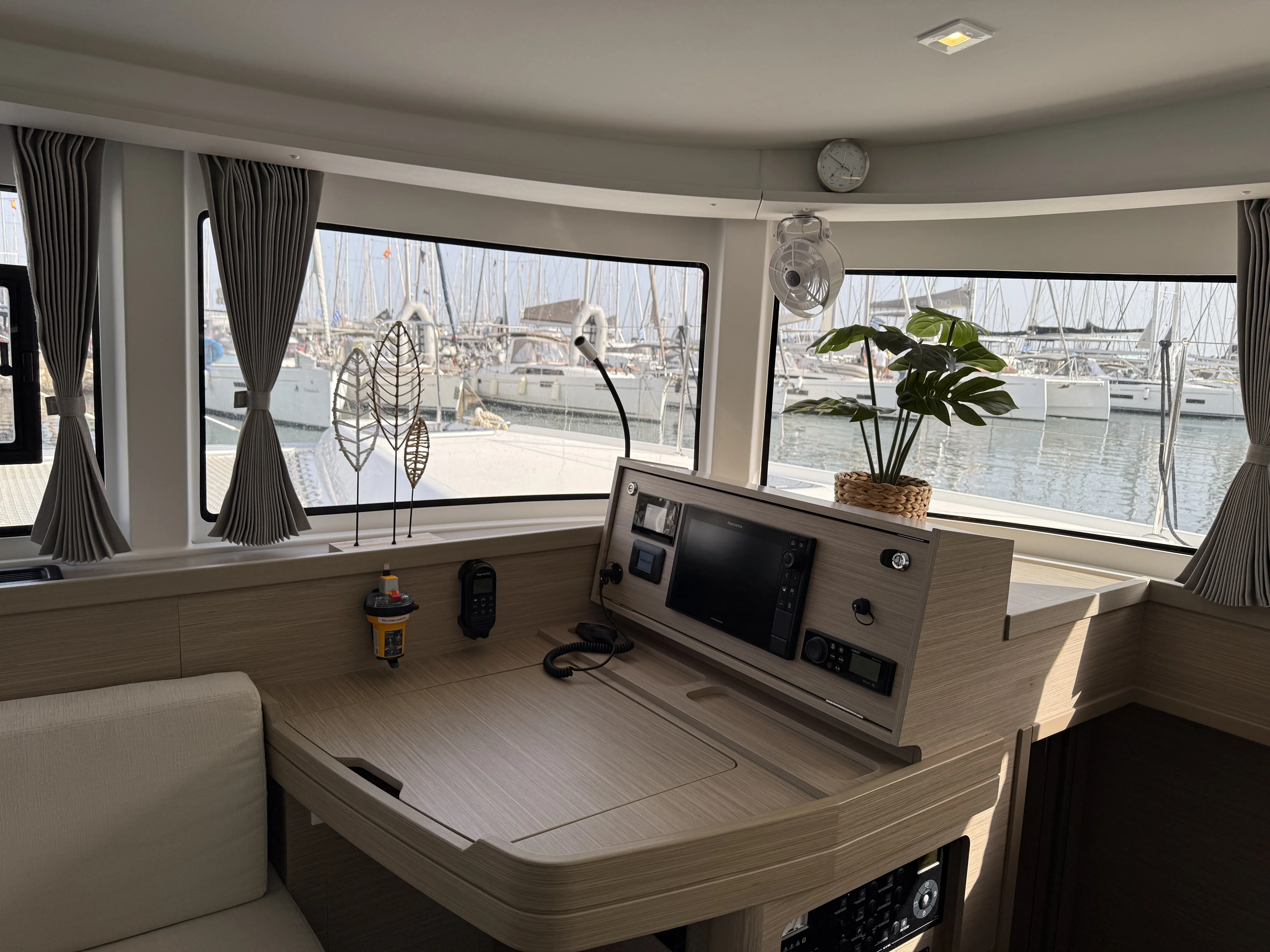 Lagoon 42 Bellatrix (A/C,Electric Heads) — фотография яхты 9
