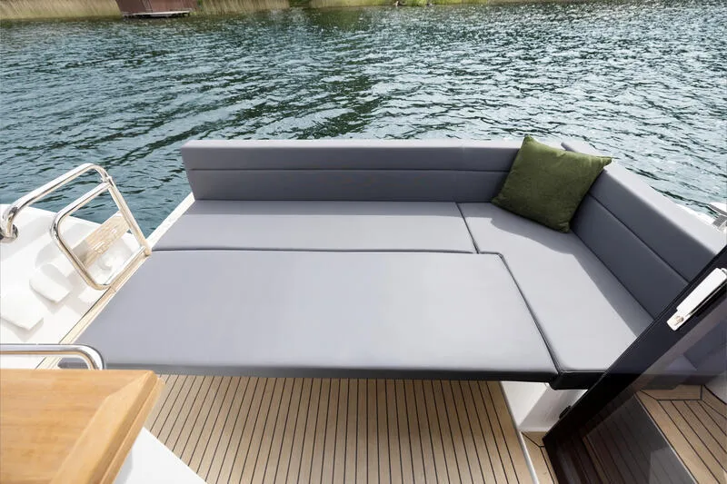 Sealine C335 Min Maity — fotografia jachty 2