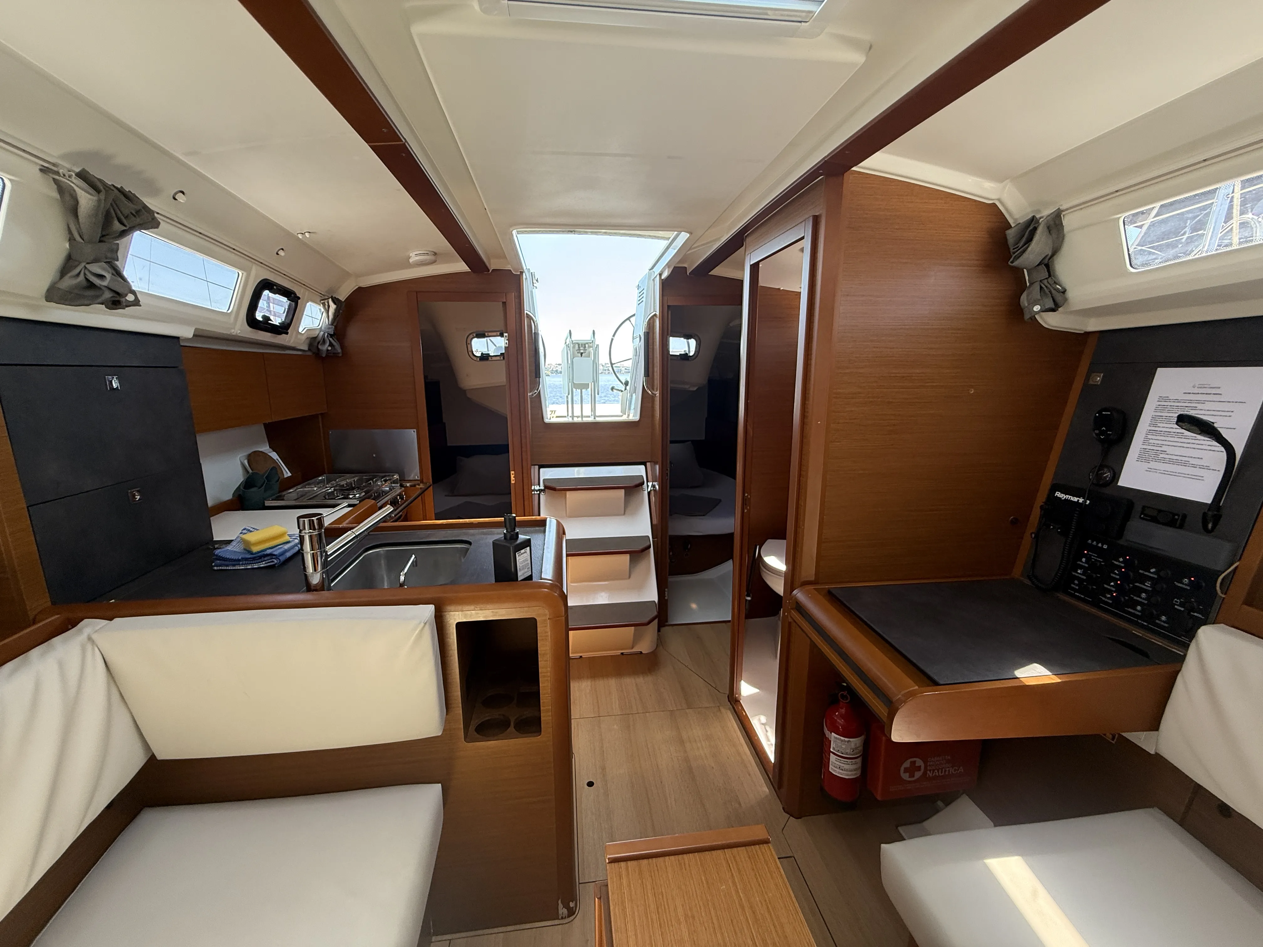Sun Odyssey 349 Reina De Oros — фотография яхты 21