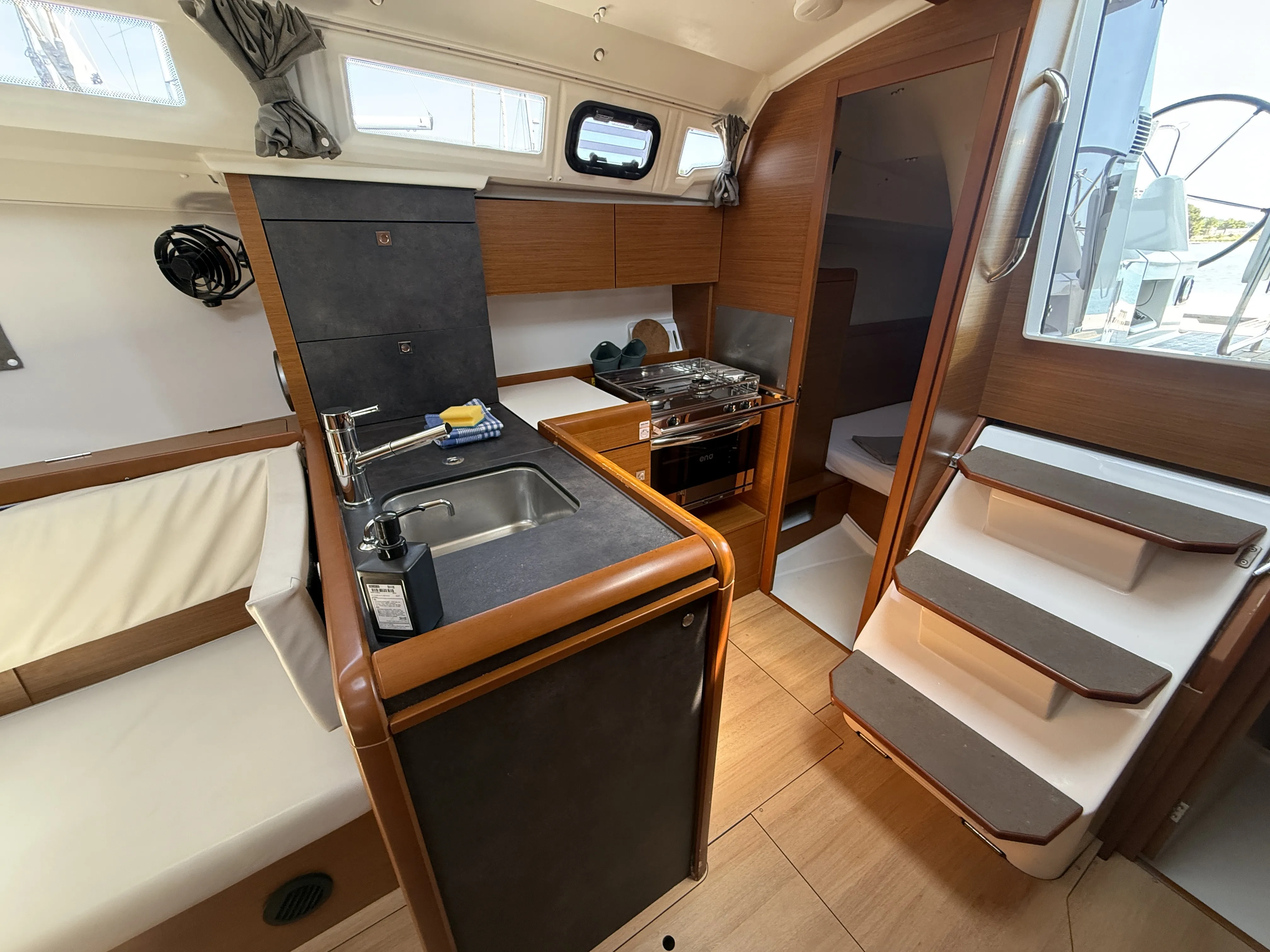 Sun Odyssey 349 Reina De Oros — фотография яхты 8