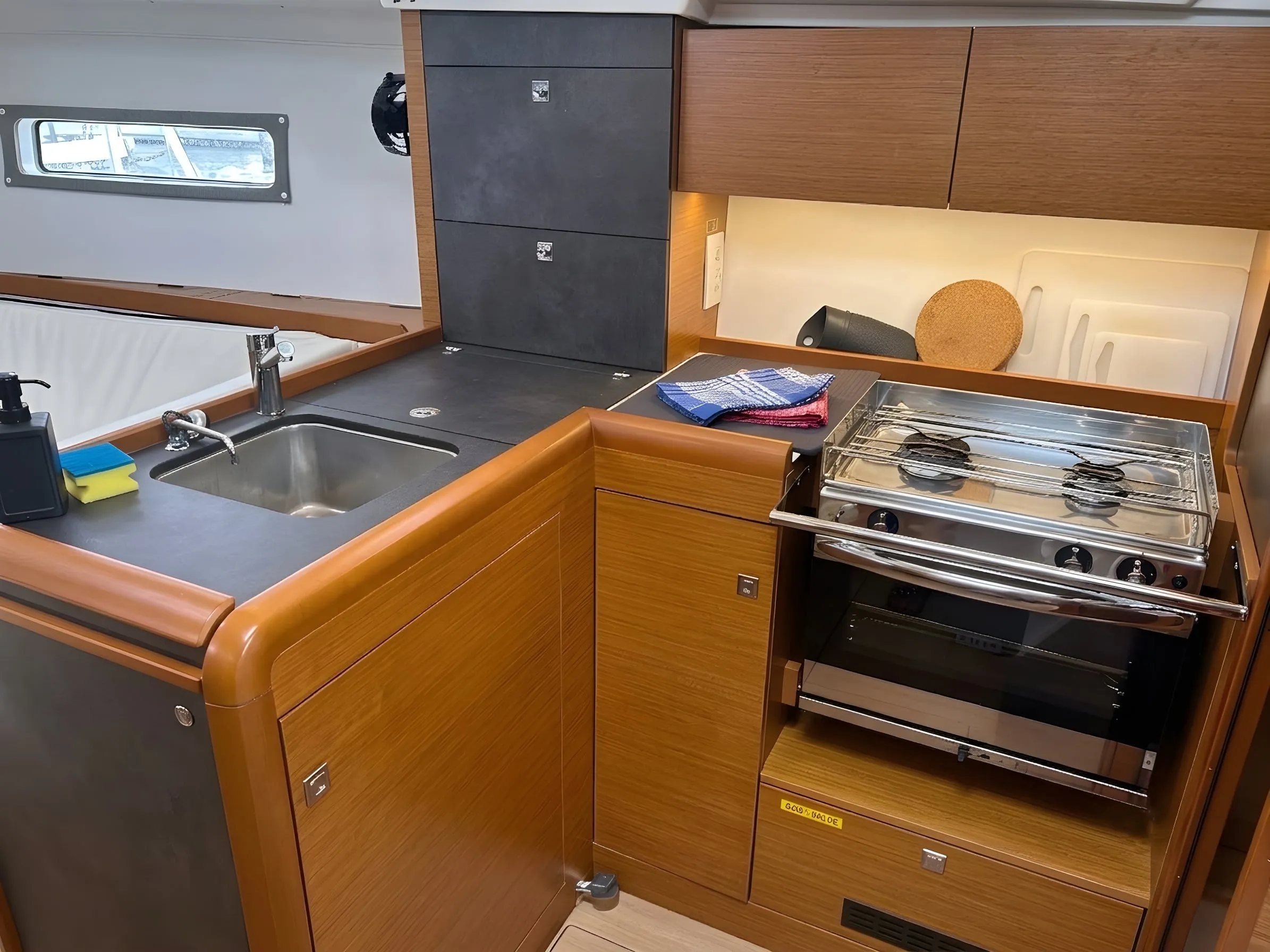 Sun Odyssey 349 Reina De Oros — фотография яхты 16