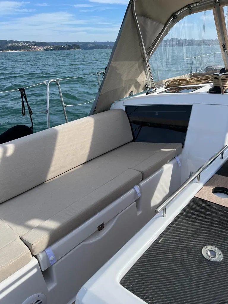 Dufour 430 Amodiño — yacht photo 11