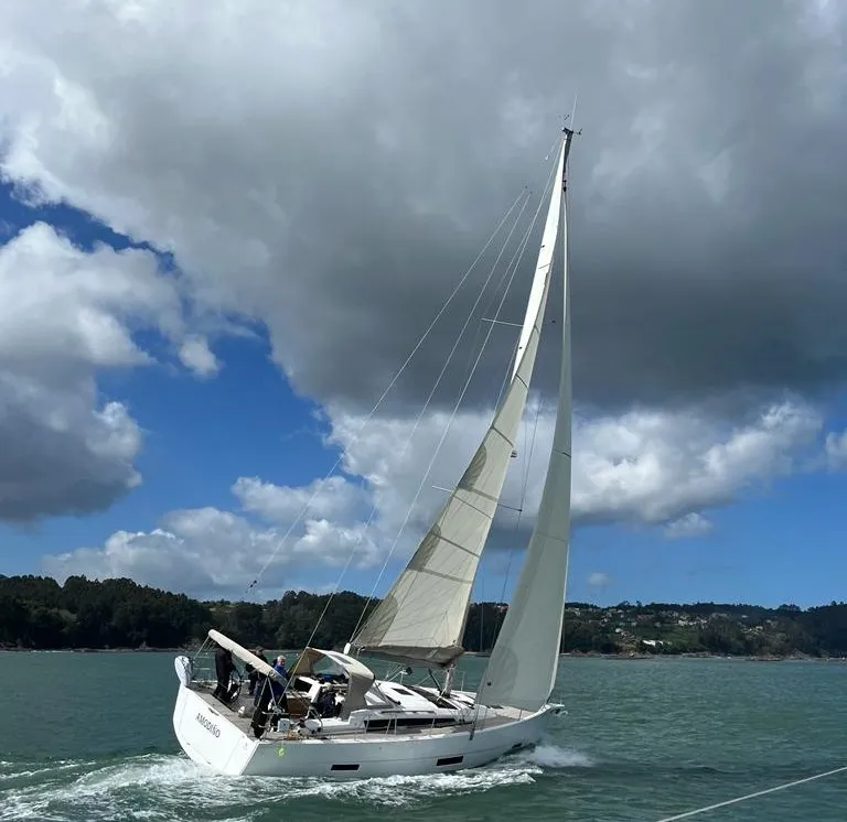 Dufour 430 Amodiño — yacht photo 4