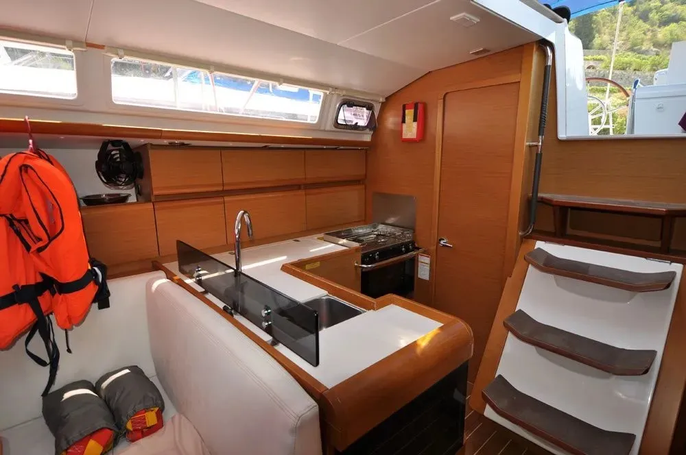 Sun Odyssey 409 FourTwo — фотография яхты 3