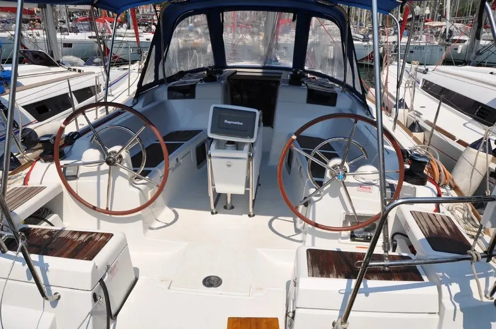 Sun Odyssey 409 FourTwo — фотография яхты 8