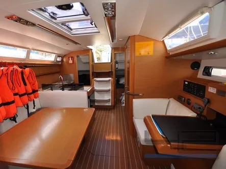 Sun Odyssey 409 FourTwo — фотография яхты 12