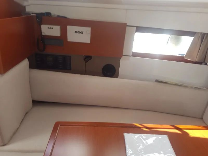 Oceanis 38.1 Matilde — jachtos nuotrauka 2