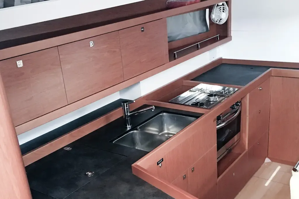 Oceanis 45 Slide — yacht photo 9