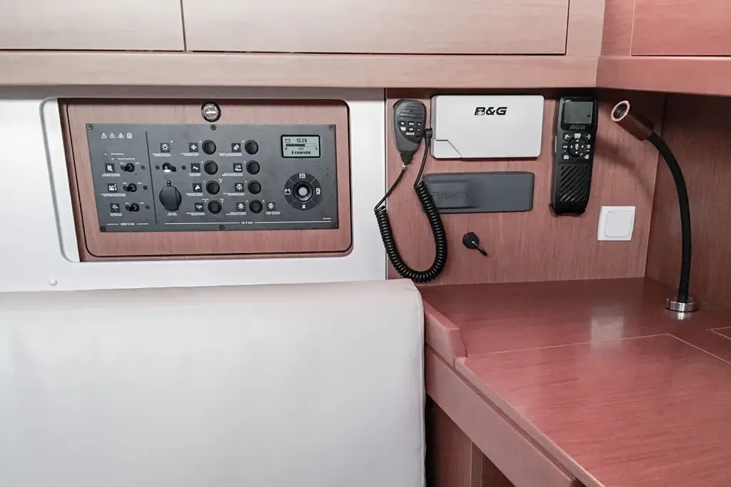 Oceanis 45 Slide — yacht photo 11