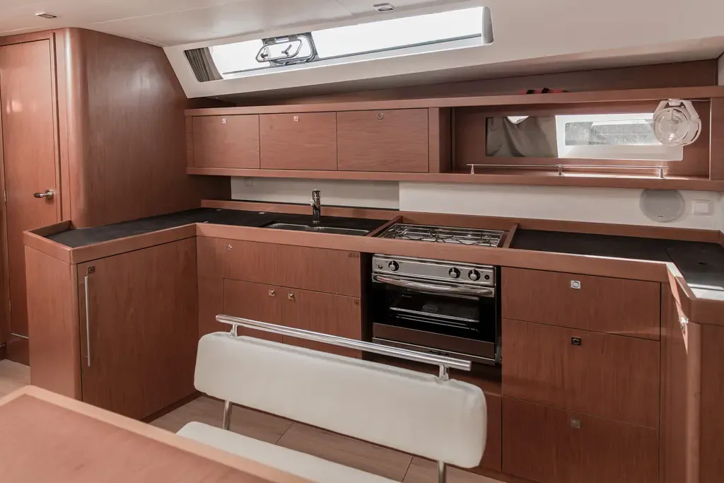 Oceanis 45 Slide — yacht photo 2