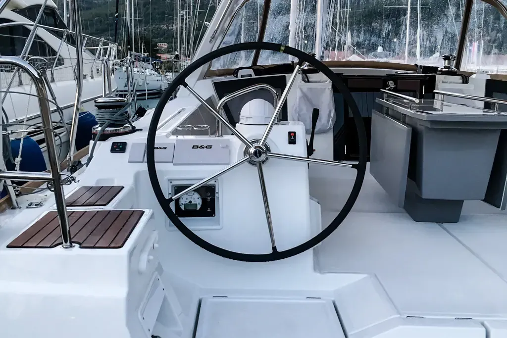 Oceanis 45 Slide — yacht photo 4