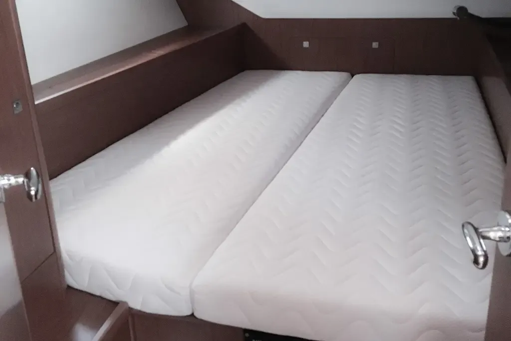 Oceanis 45 Slide — yacht photo 5