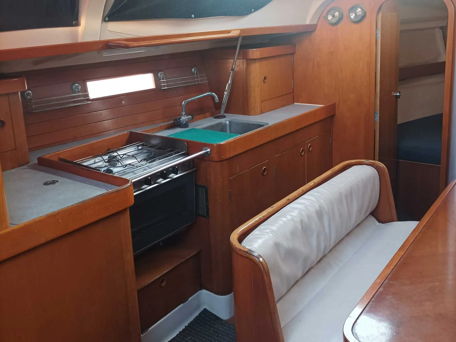 Oceanis 37 Nela — jahtikuva 2