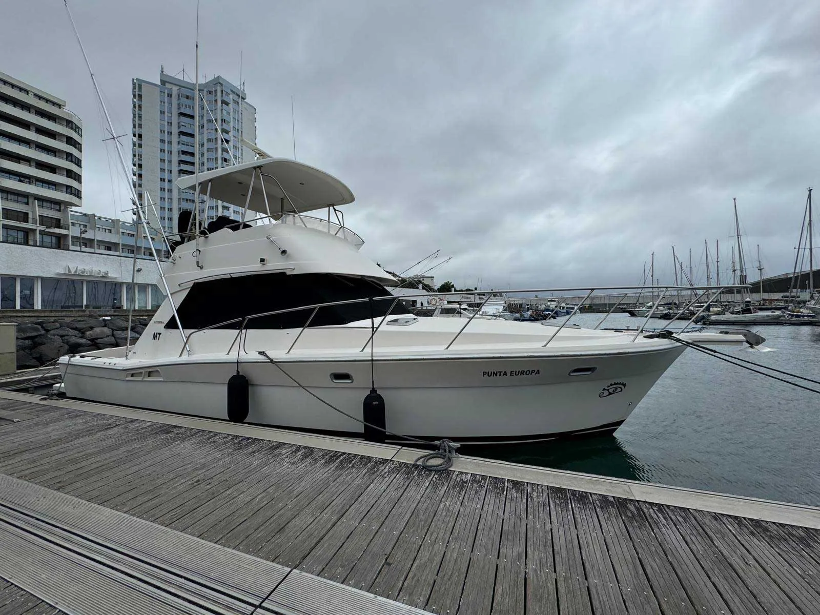Riviera 39 Flybridge Punta Europa — jahtikuva 3