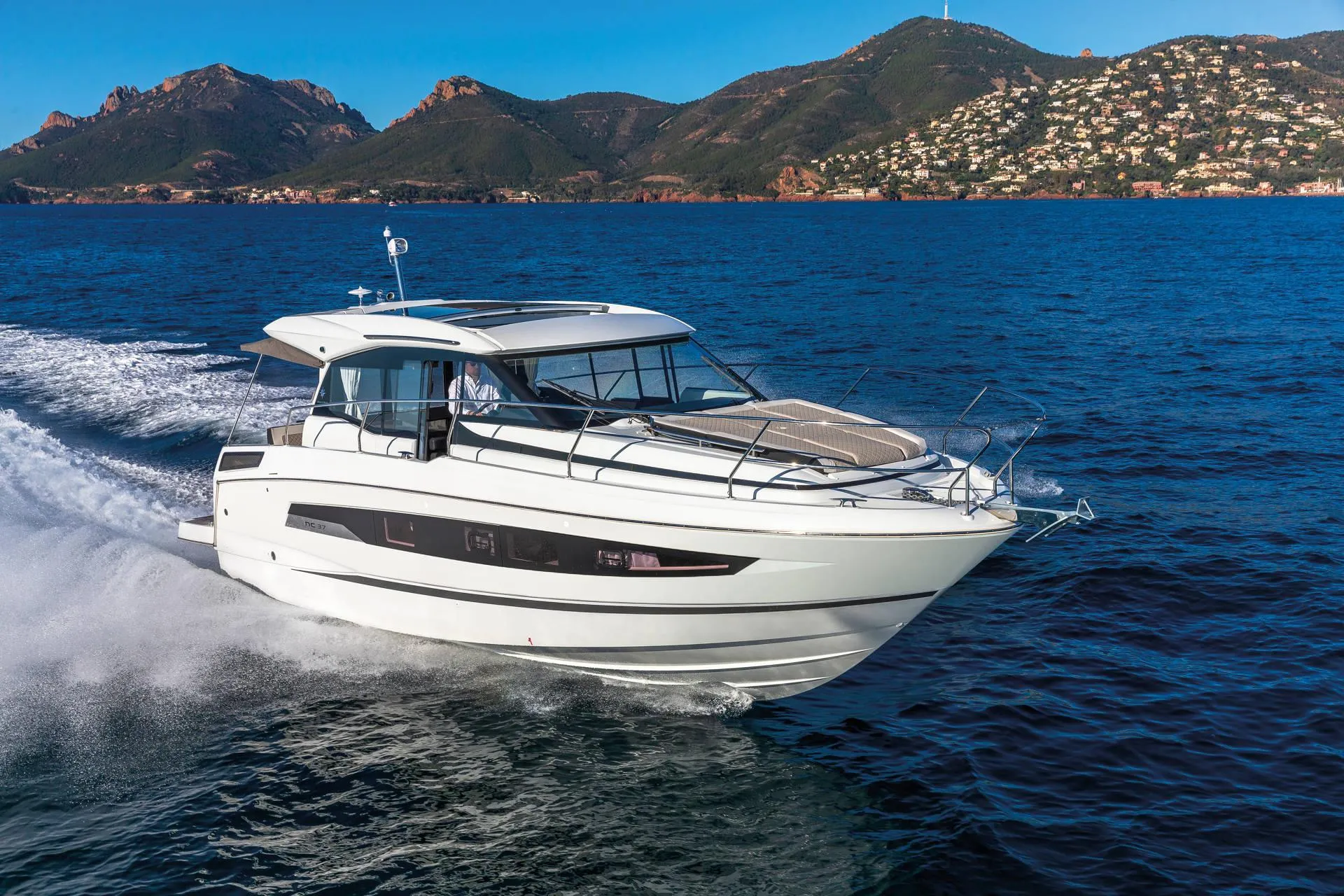 Jeanneau NC 37 Black Pearl — yacht photo 11