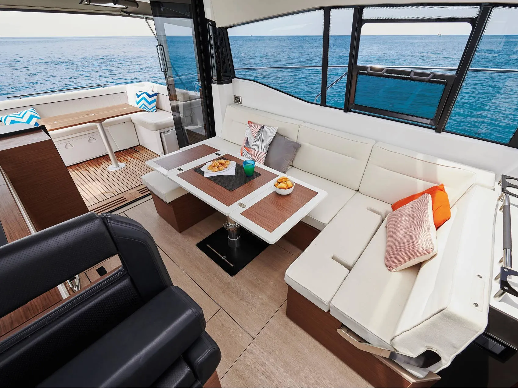 Jeanneau NC 37 Black Pearl — yacht photo 9