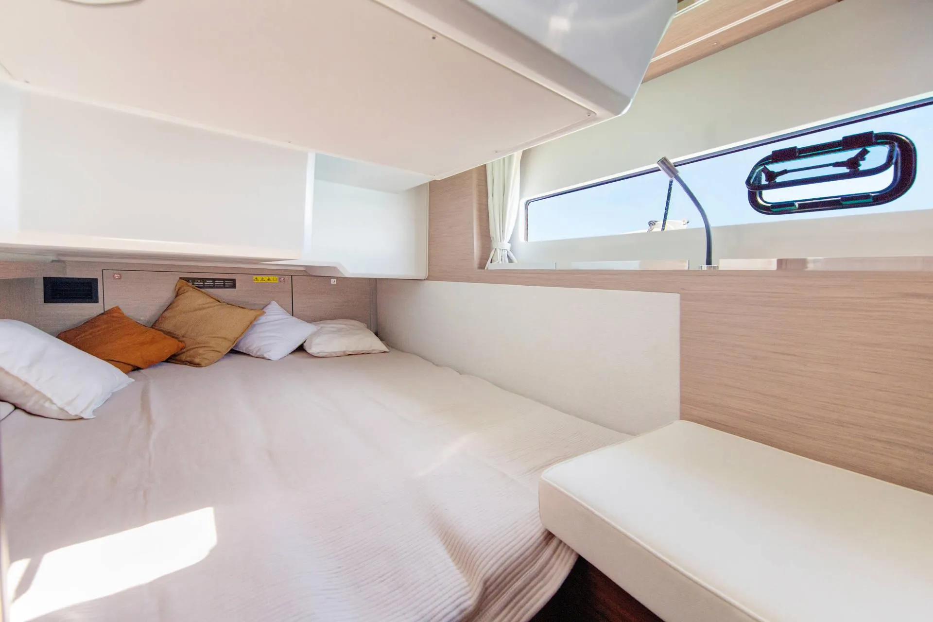 Jeanneau NC 37 Black Pearl — yacht photo 15