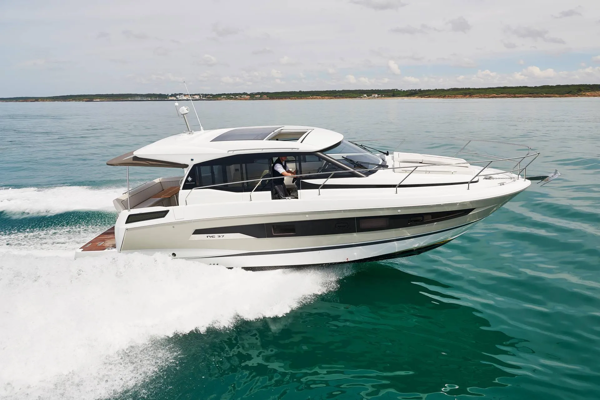 Jeanneau NC 37 Black Pearl — yacht photo 13