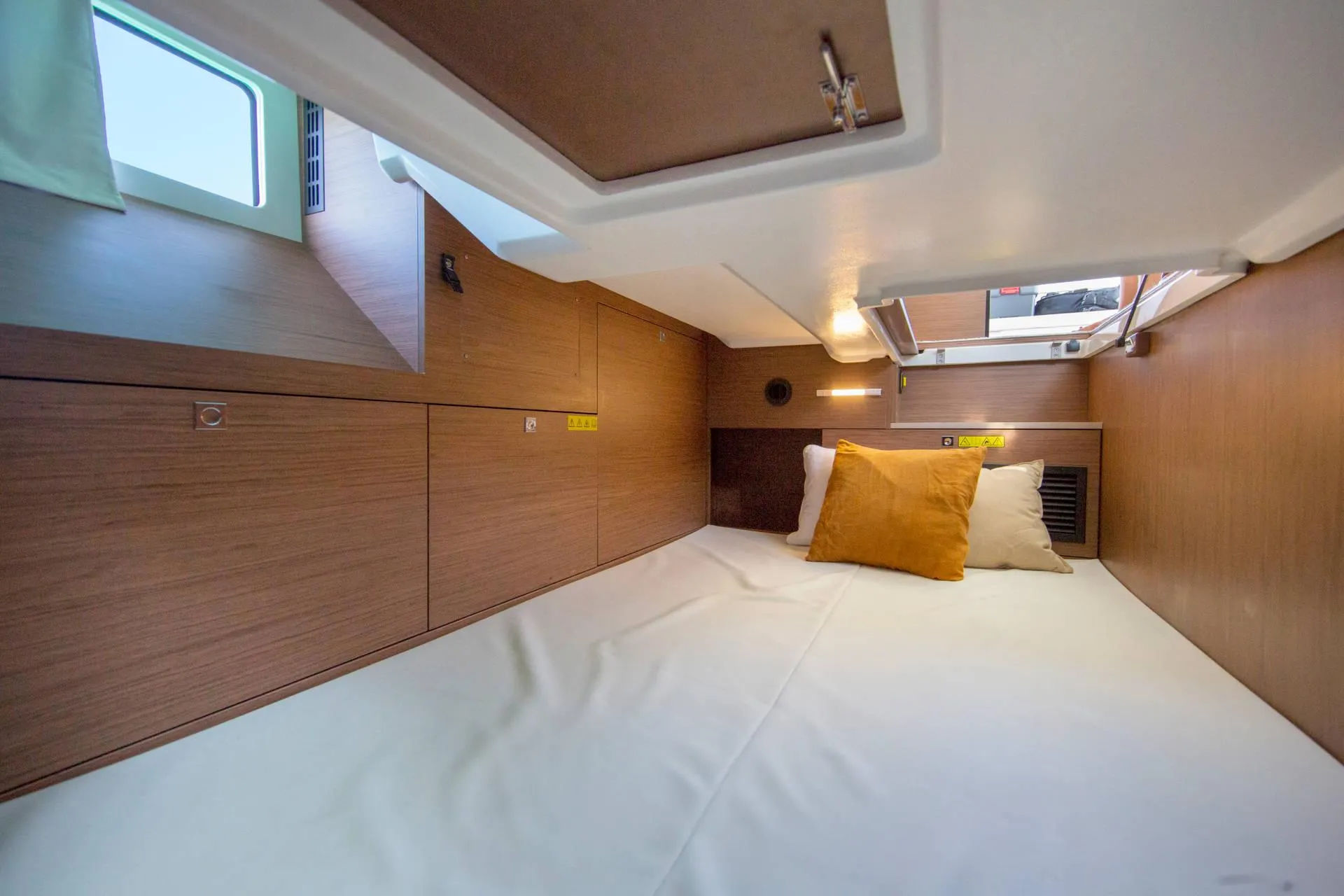 Jeanneau NC 37 Black Pearl — yacht photo 12