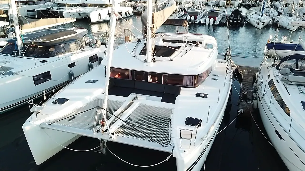 Lagoon 450 Fly Diva — фотография яхты 11