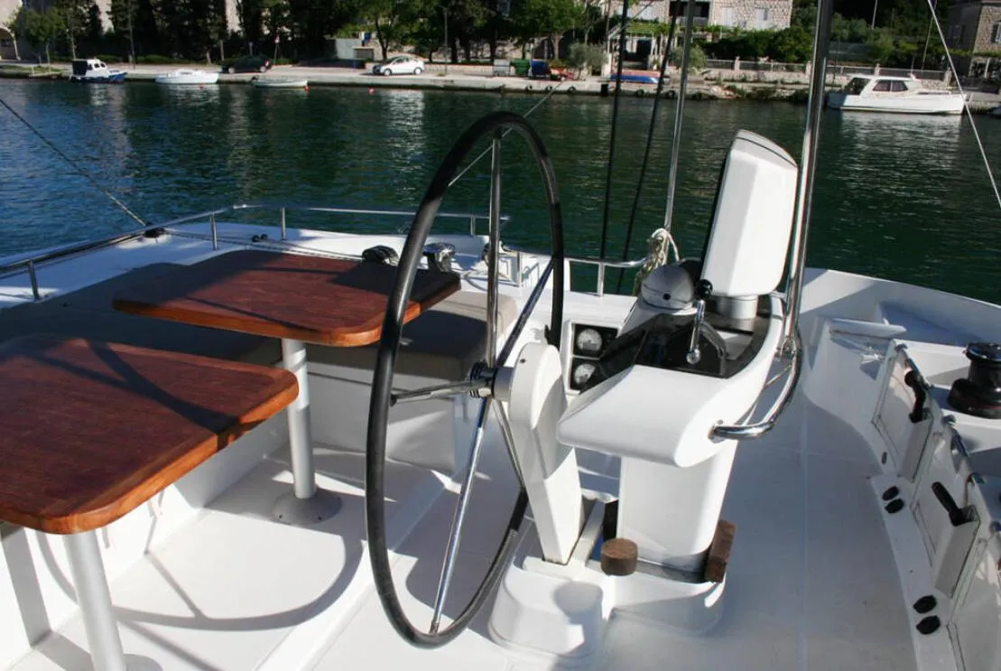 Lagoon 52F Matarma — фотография яхты 37