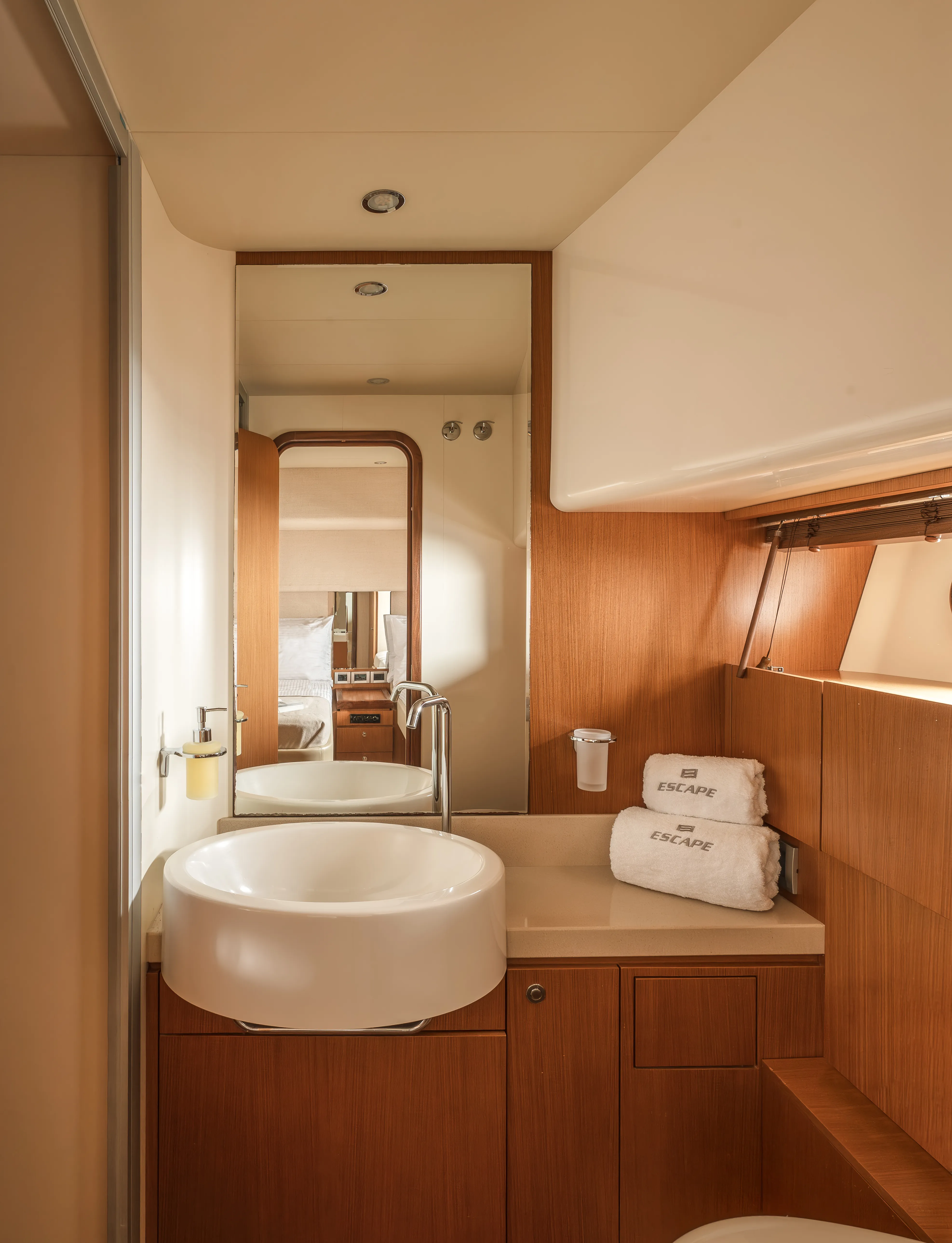 Ferretti 630 ESCAPE — Yachtfoto 23
