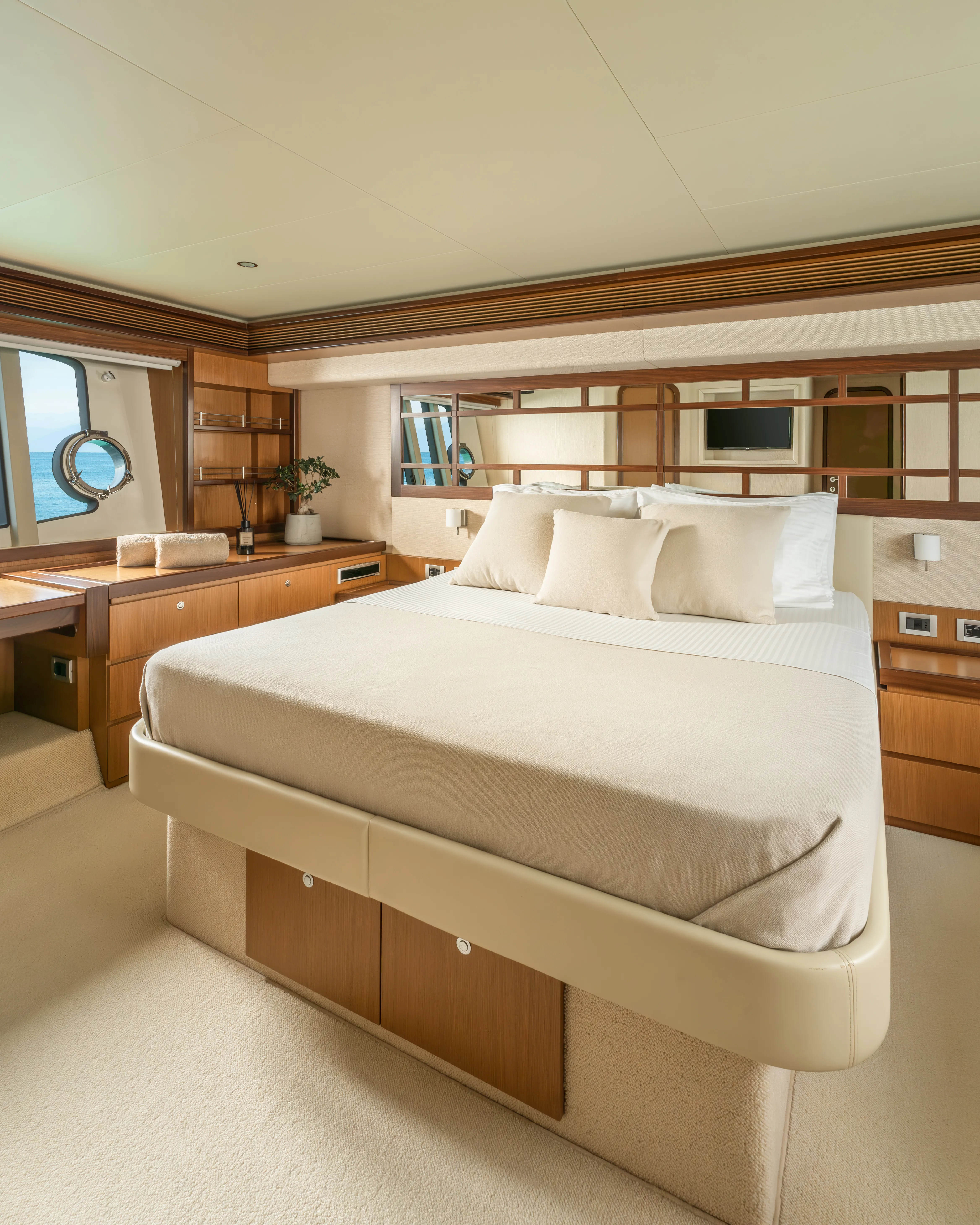 Ferretti 630 ESCAPE — Yachtfoto 10