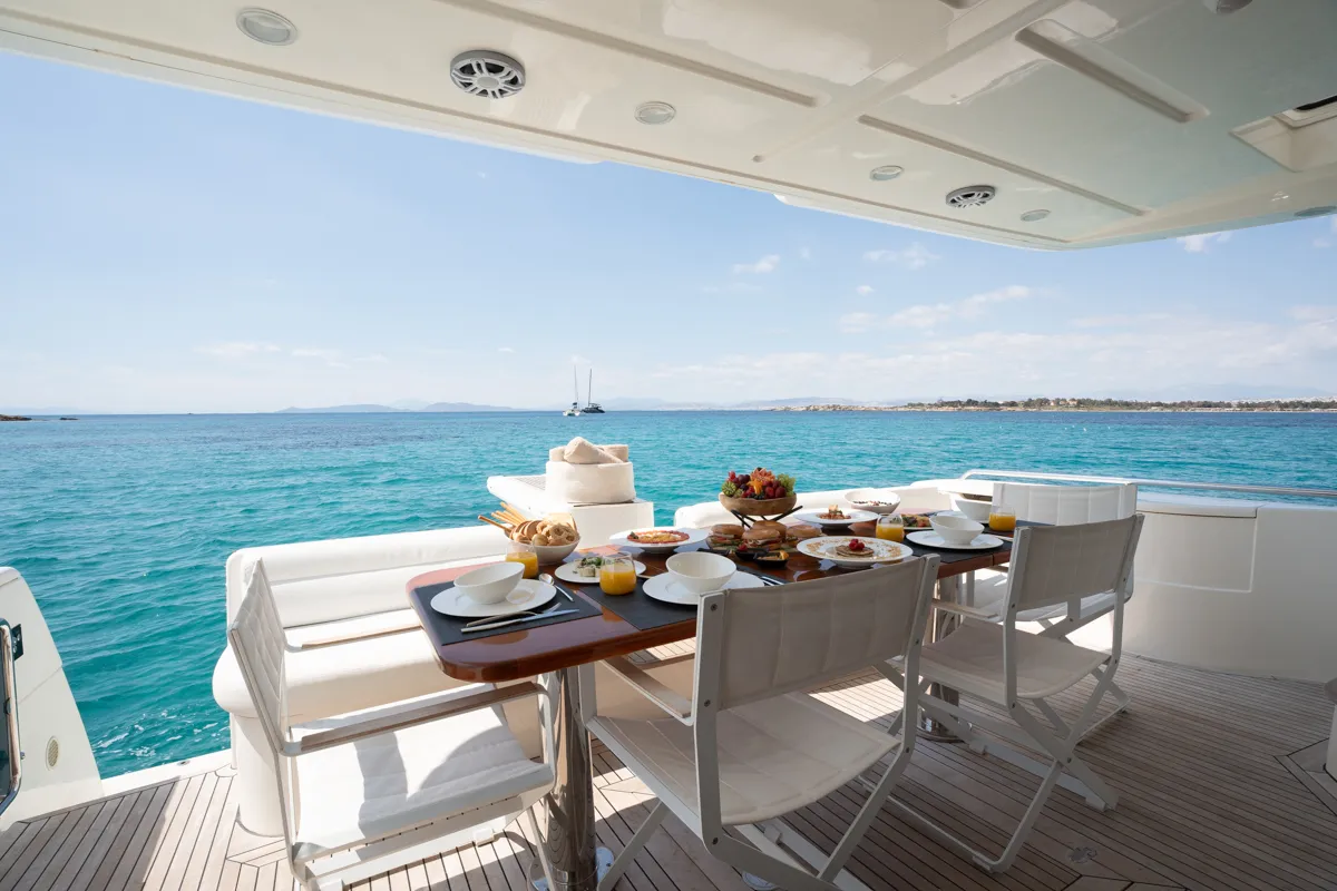 Ferretti 630 ESCAPE — Yachtfoto 12