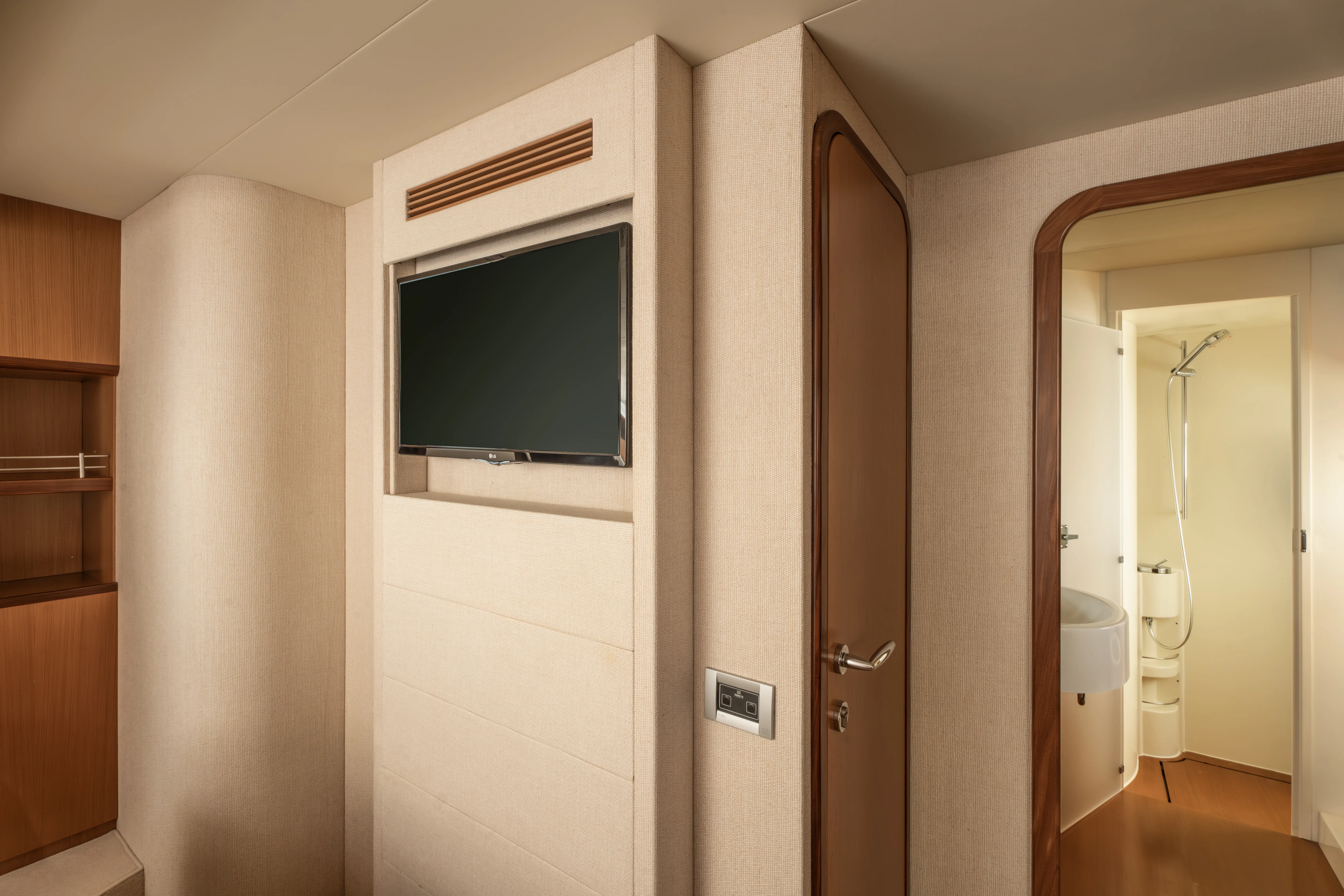 Ferretti 630 ESCAPE — Yachtfoto 15
