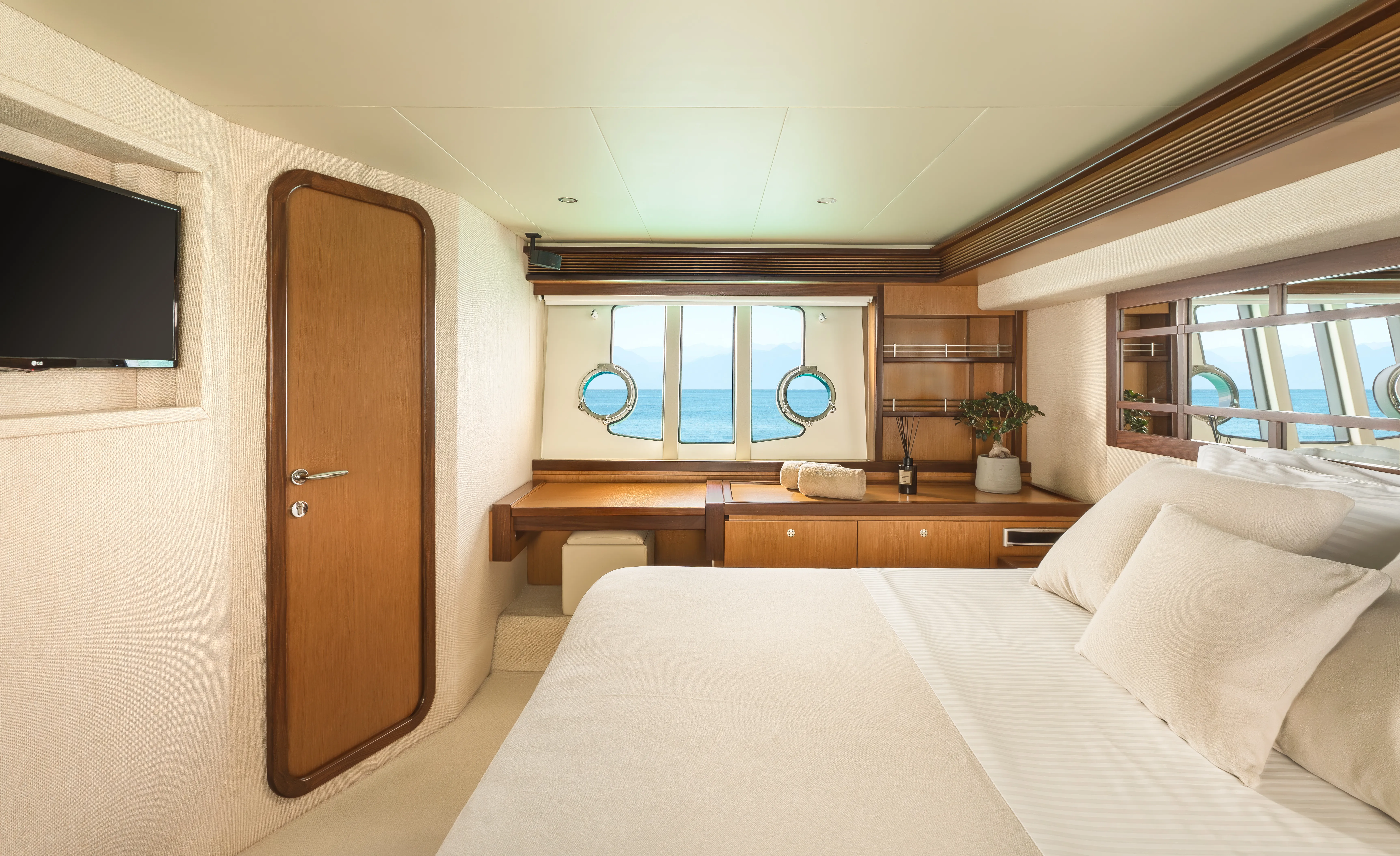 Ferretti 630 ESCAPE — Yachtfoto 3