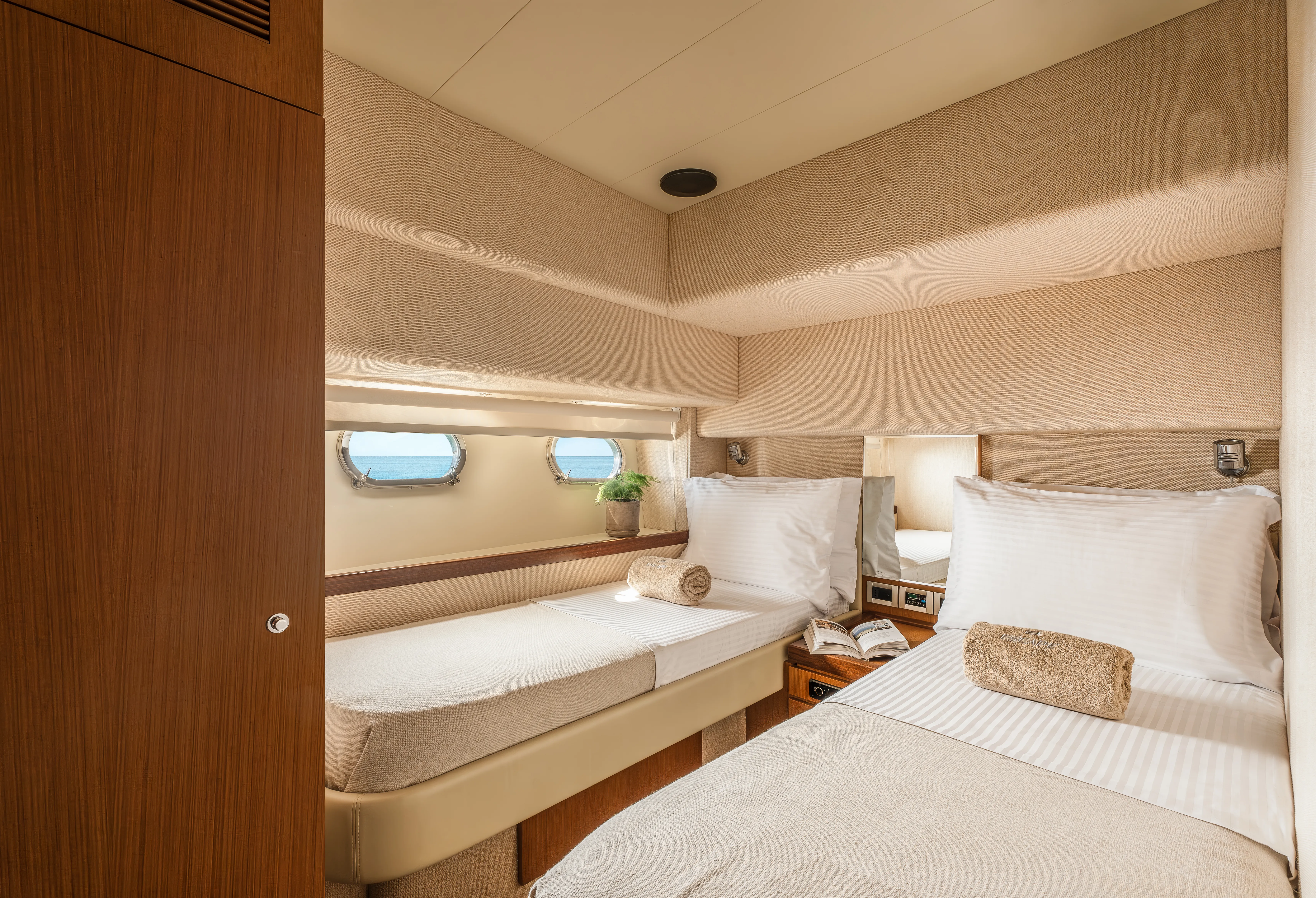 Ferretti 630 ESCAPE — Yachtfoto 5