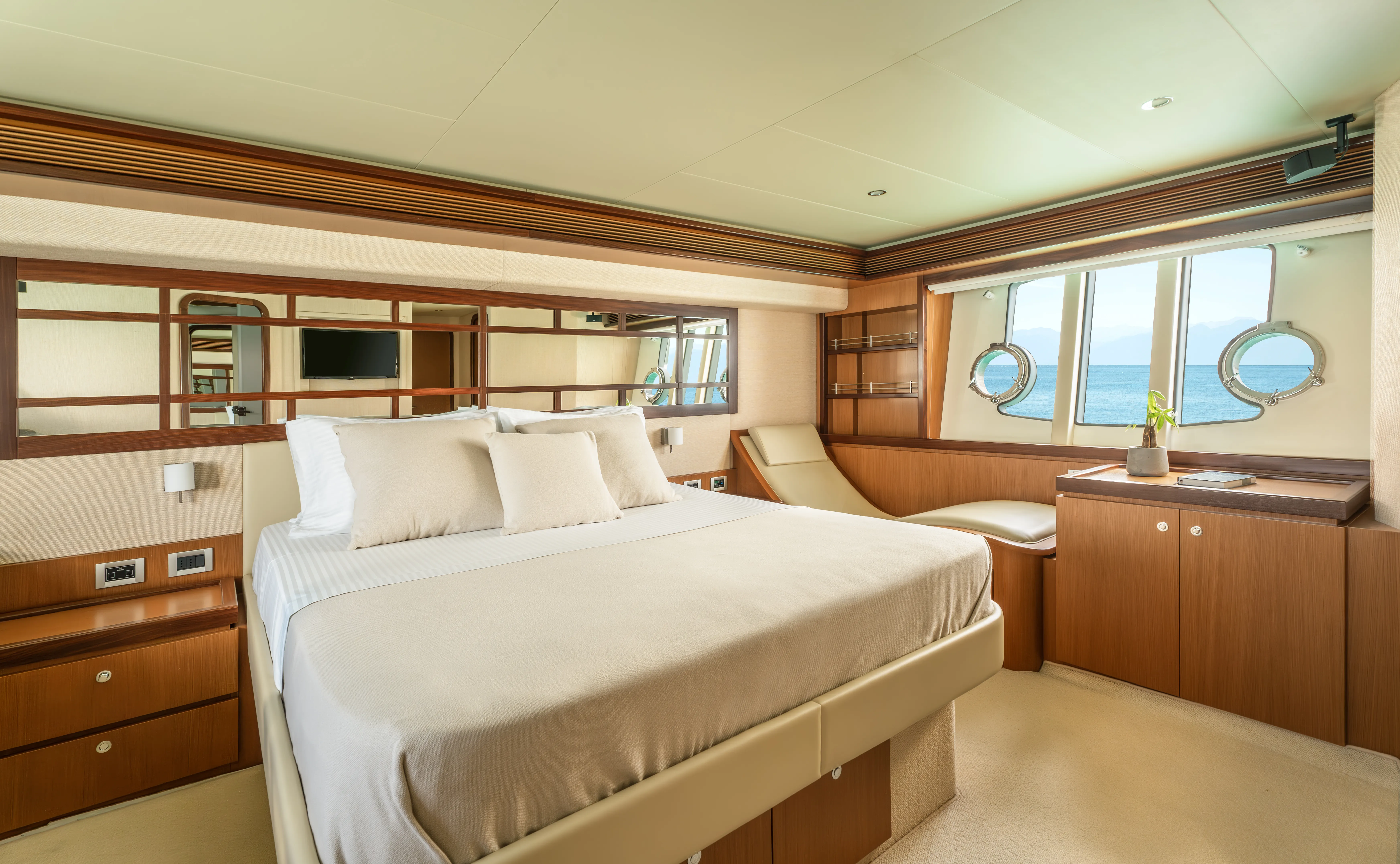 Ferretti 630 ESCAPE — Yachtfoto 17