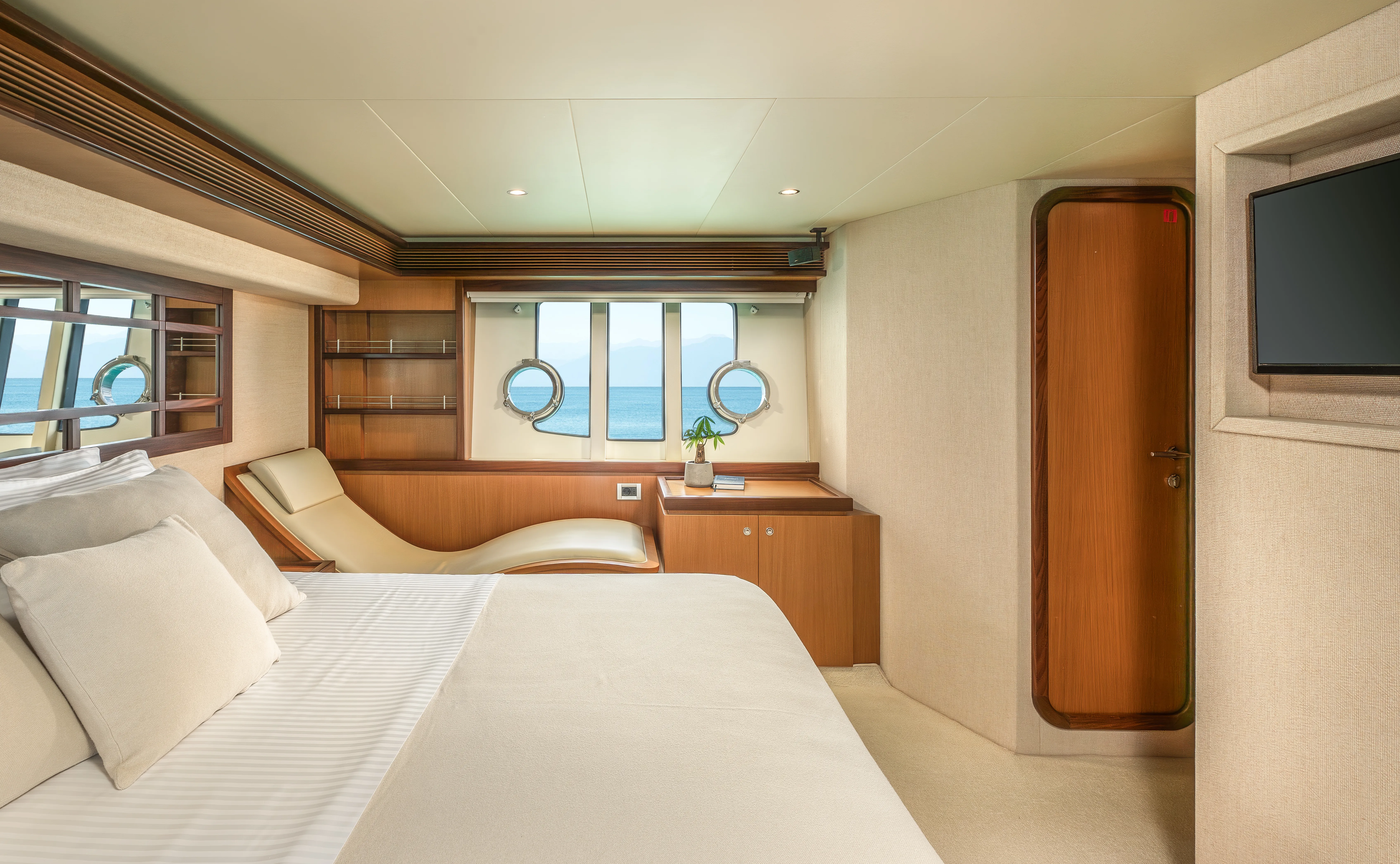 Ferretti 630 ESCAPE — Yachtfoto 14