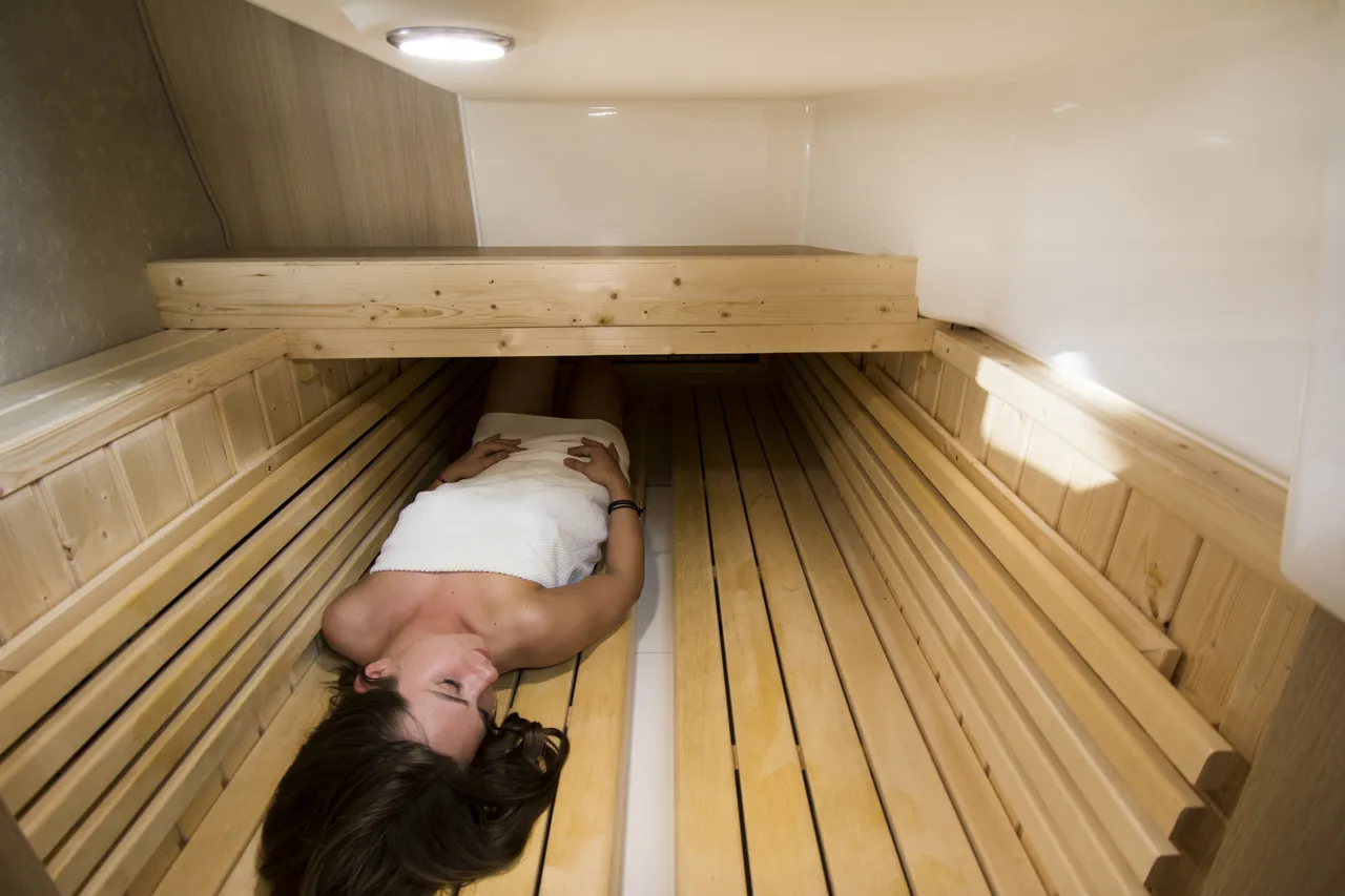 Balt 918 Titanium Balt 918 - 2 cab. SAUNA — фотография яхты 6