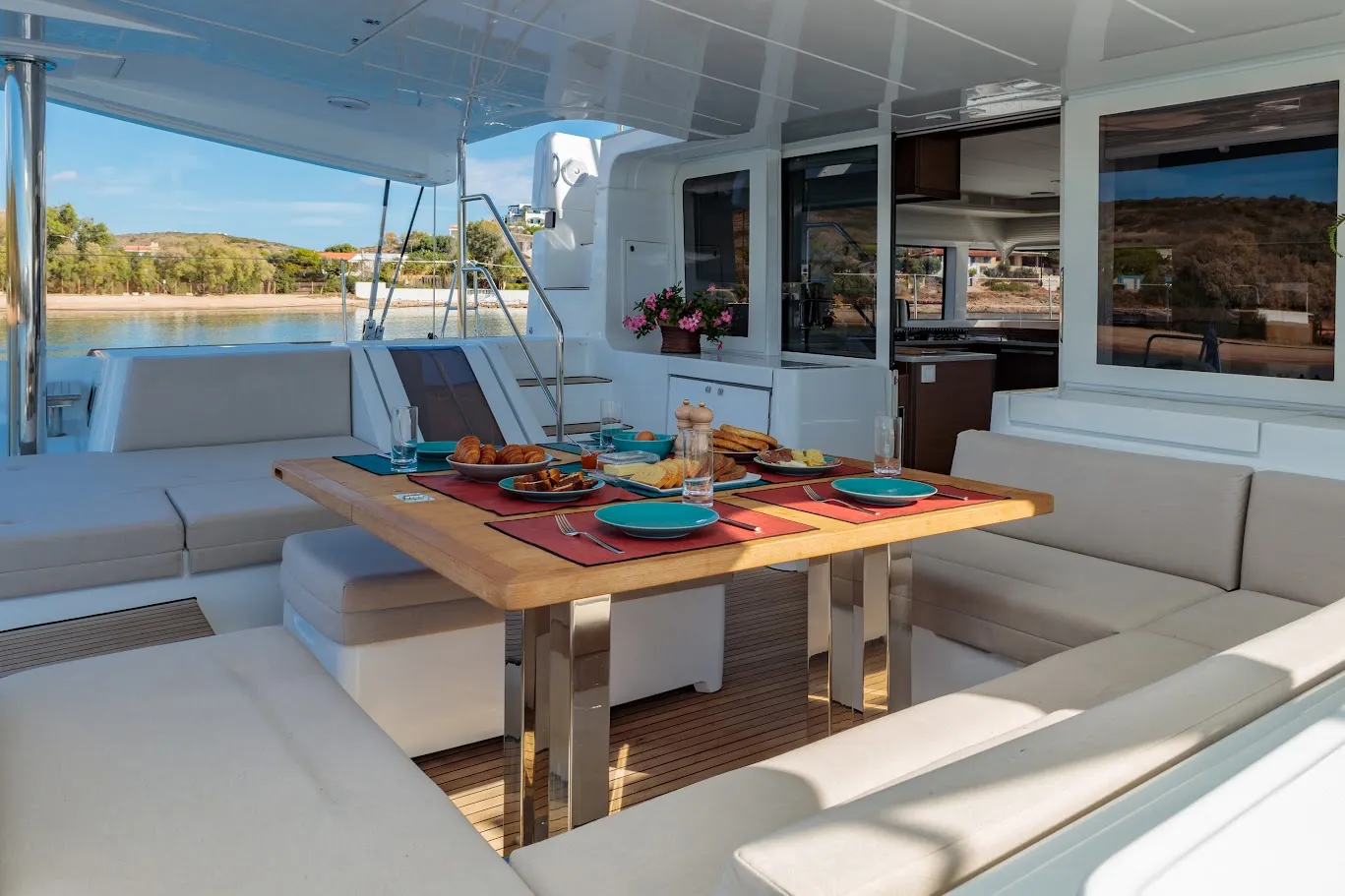 Lagoon 52F Madinina — фотография яхты 5