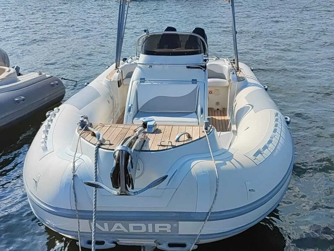 Motorboat Nadir — фотография яхты 3