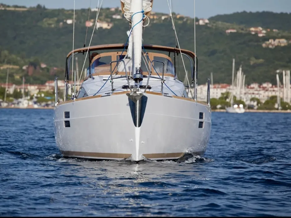 Elan Impression 35 Aurora — фотография яхты 3