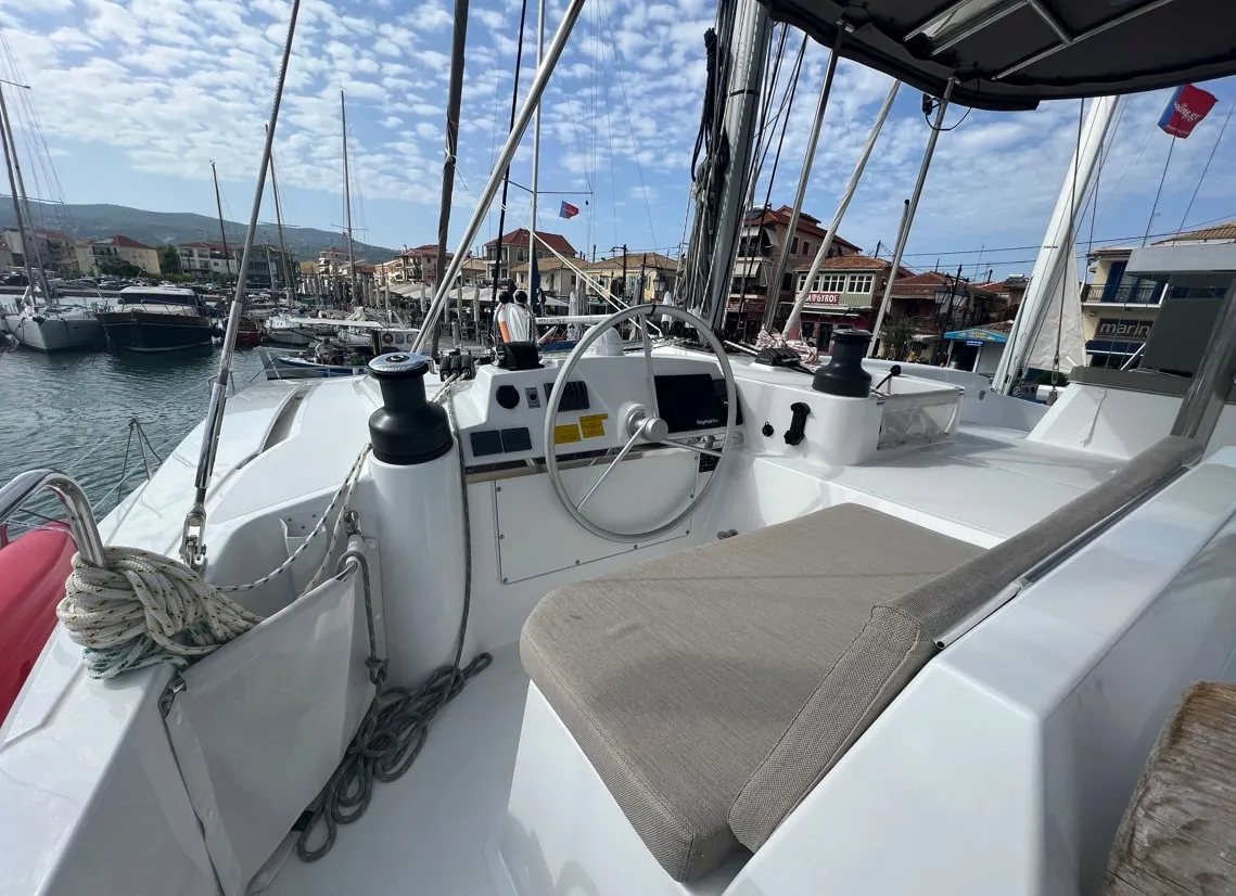 Bali 4.4 Blue Diamond — фотография яхты 3