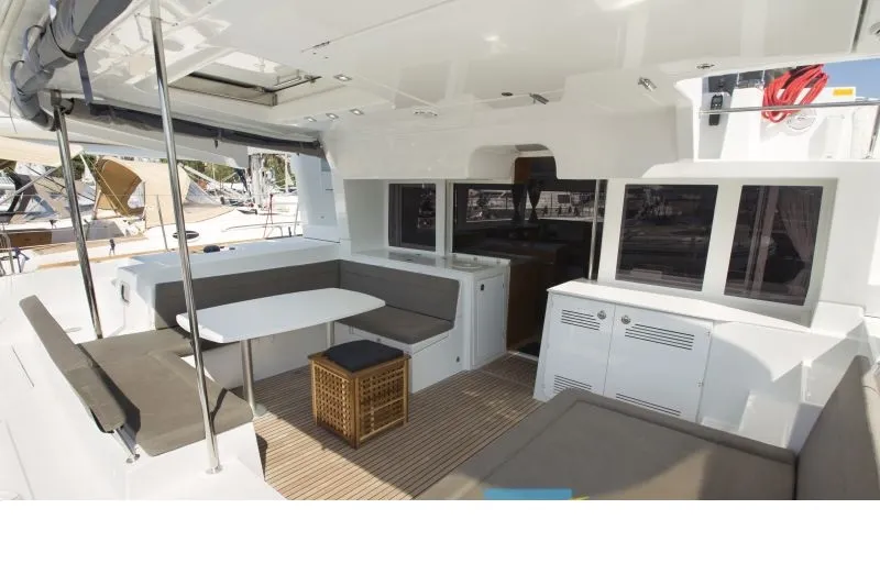 Lagoon 450 Fly Hydra VIII — Yachtfoto 4
