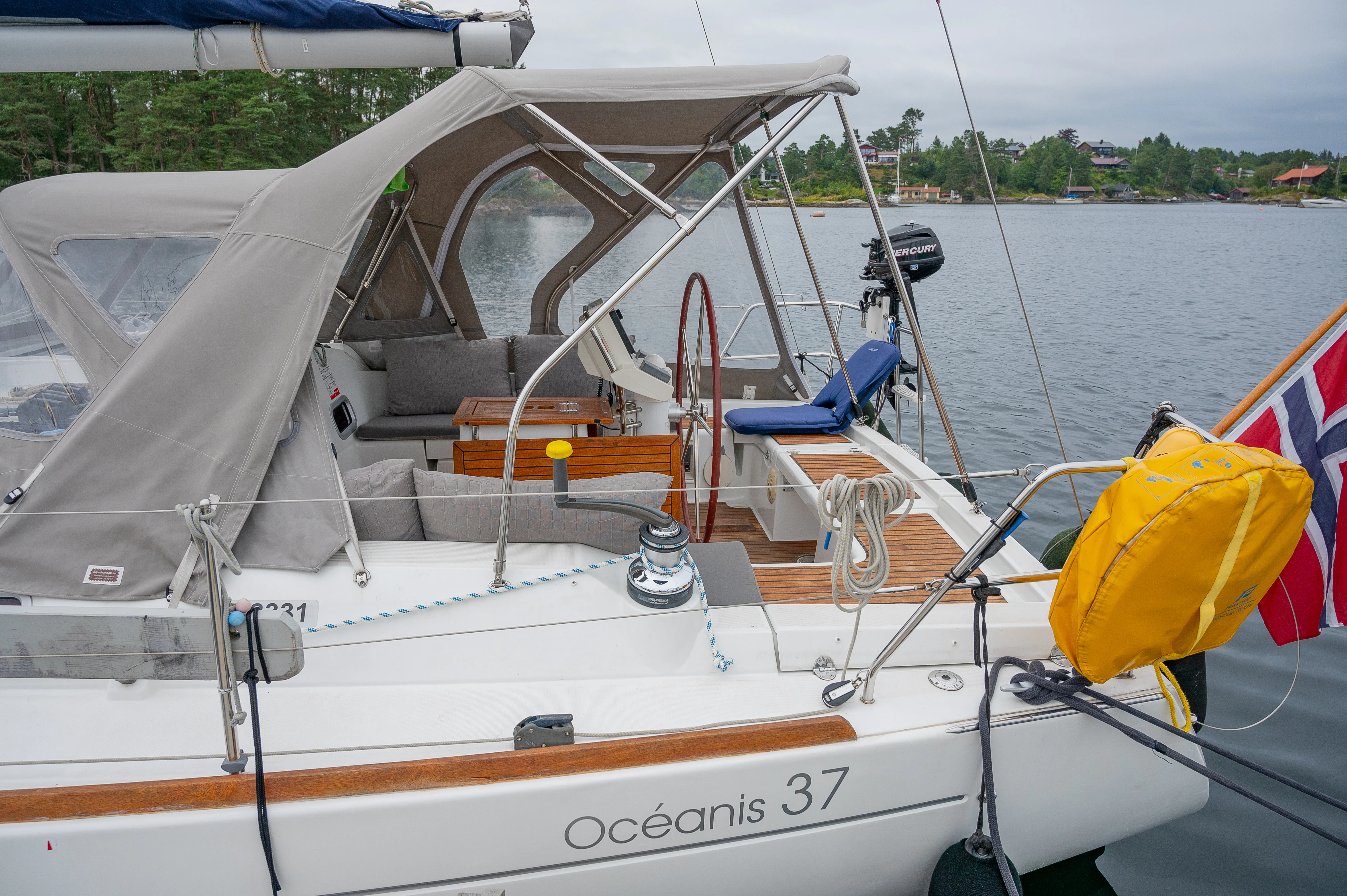 Oceanis 37 Serenade — yacht photo 3