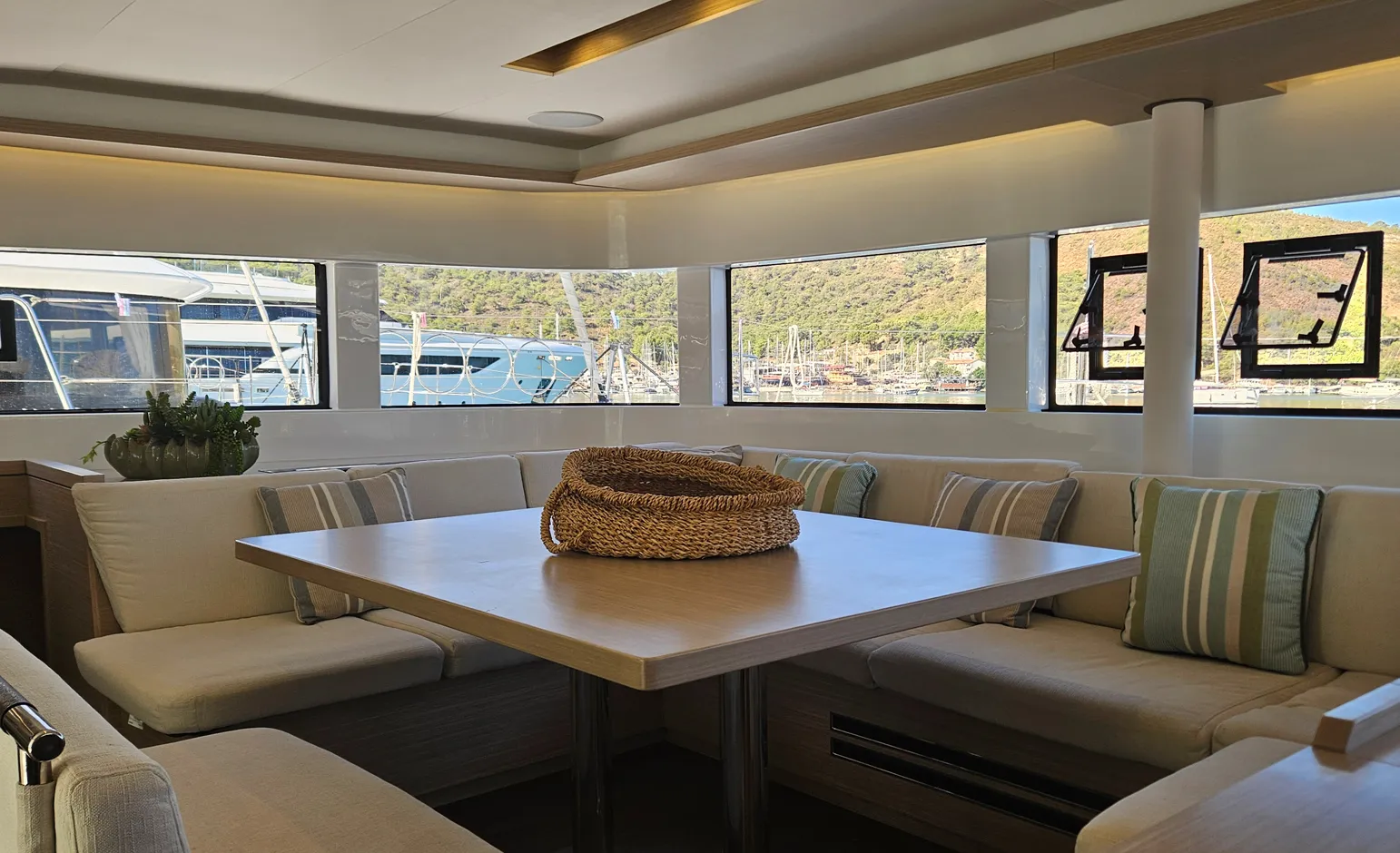 Lagoon 51 Libre — yacht photo 2