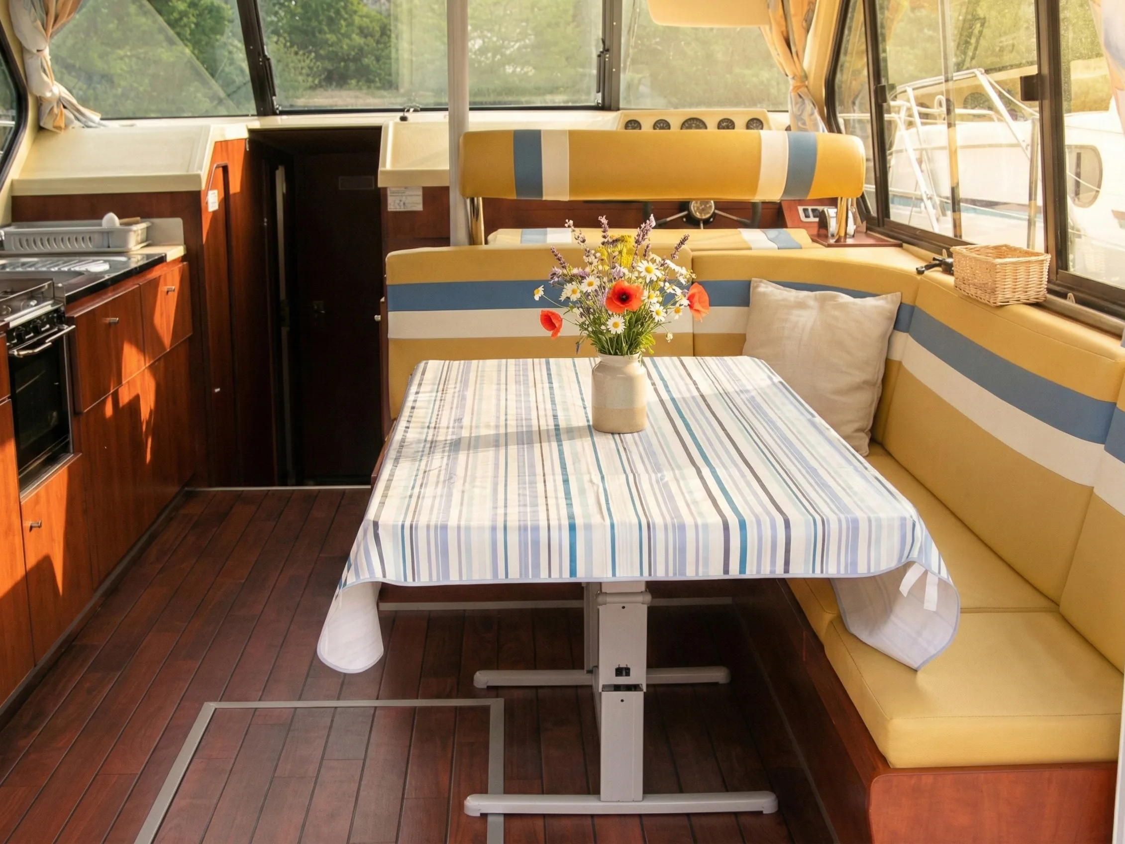 Nicols Sedan 1310 Cruiser Comfort XL 10/12 Pers. — fotografia jachty 2