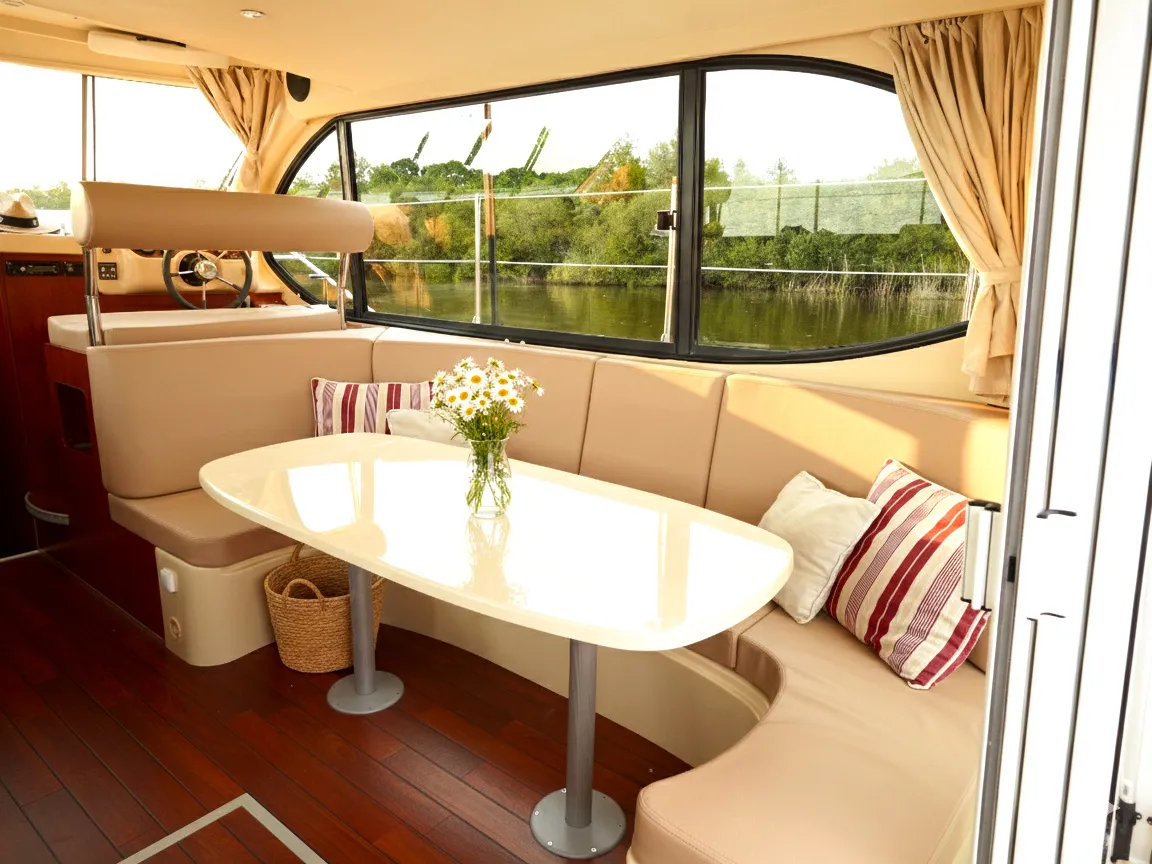 Nicols Estivale Octo Cruiser Premium 8/10 Pers. — Yachtfoto 2
