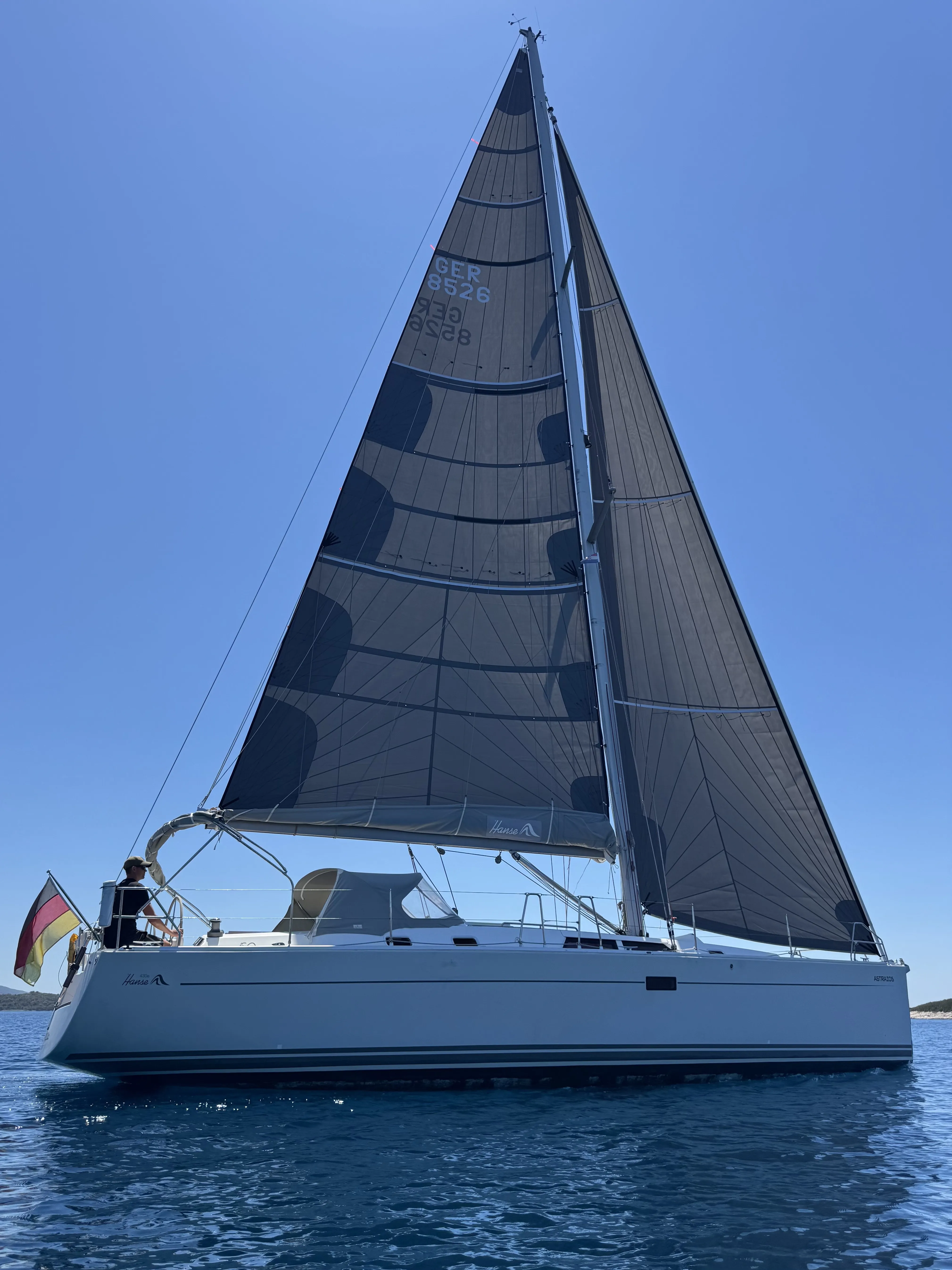 Hanse 430e Performance Cruiser — фотография яхты 10